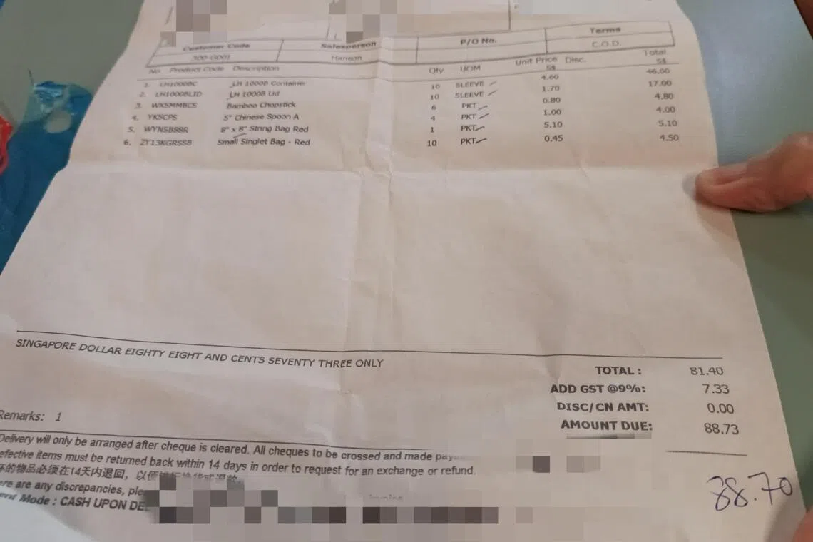 受访小贩出示收据，显示近期每周购入打包材料的账单为88元7角，较疫情前至少上涨25%。（温伟中摄）