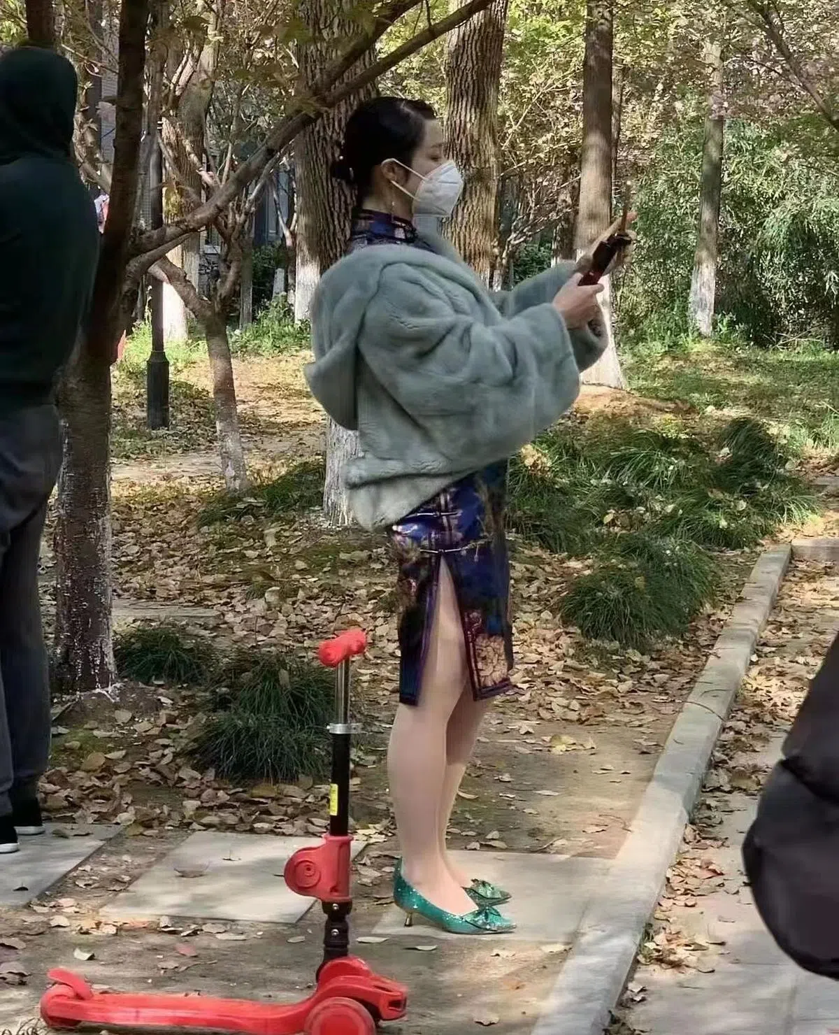 网传照片显示，这名女子精心打扮自己后才排队接受检测。（“植先生”微博）