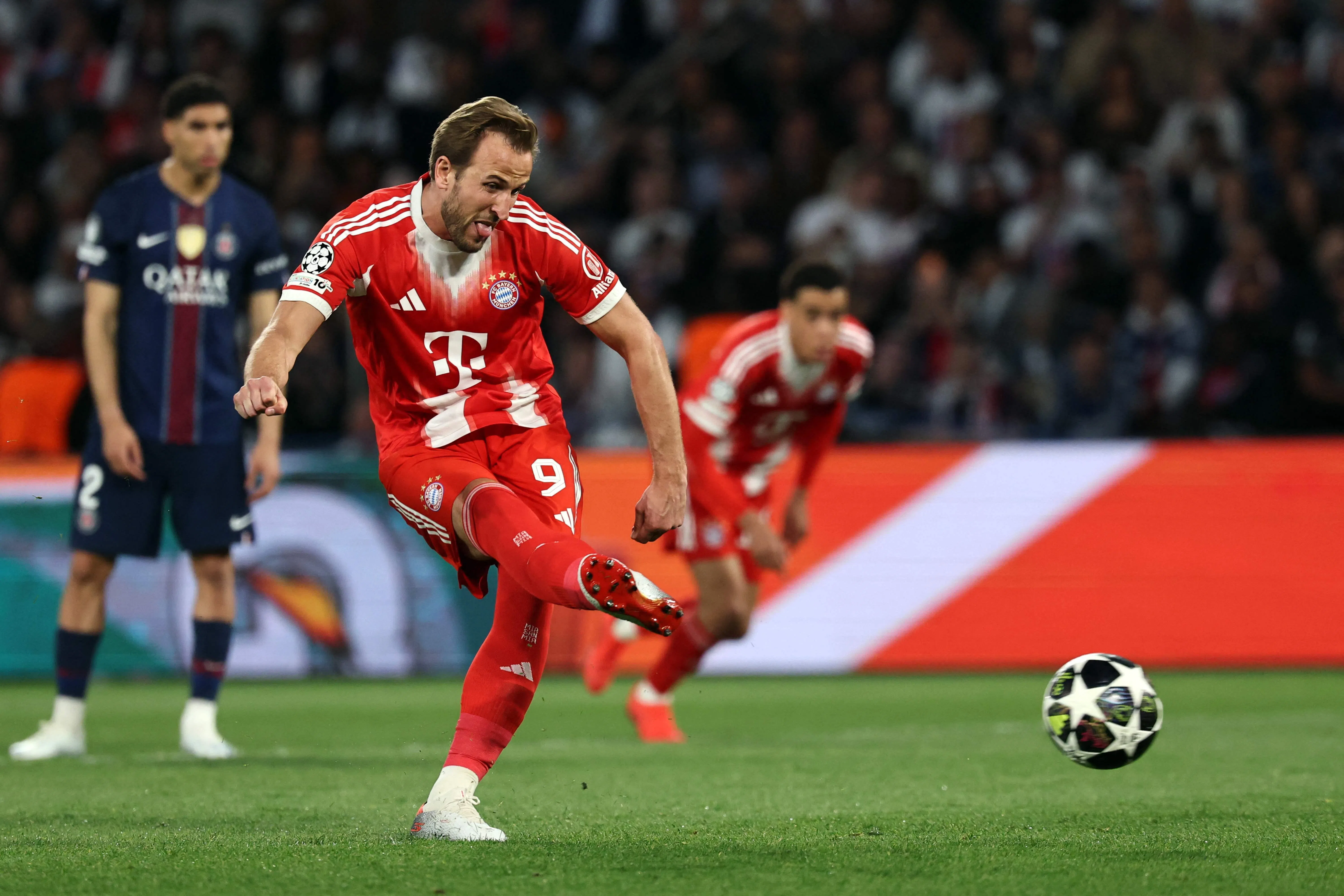 凯恩罚球中鹄，为拜仁首开纪录，同时也成为首名连续六场欧冠进球的英格兰球员。（法新社）