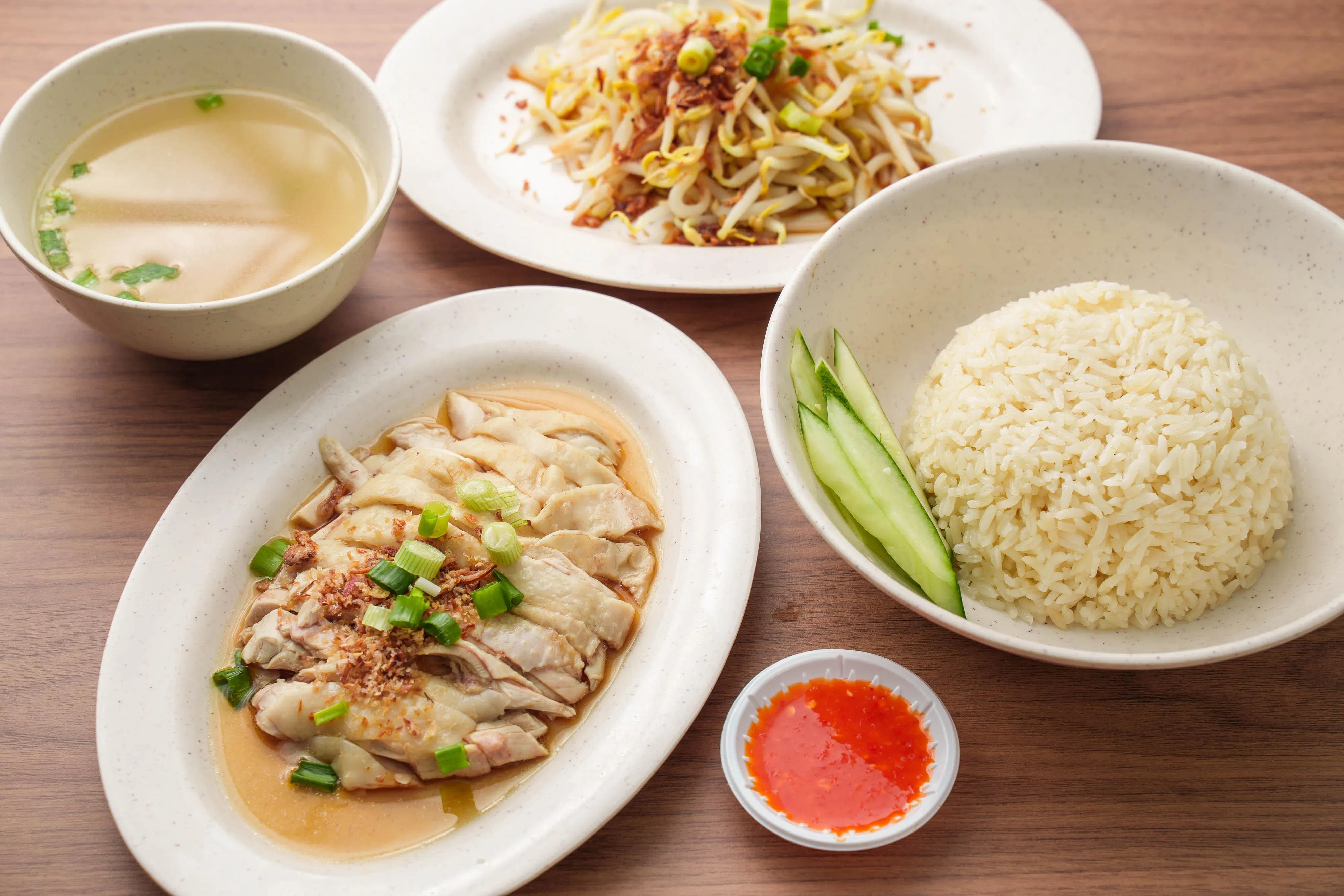 售卖海南鸡饭的摊位首次推出鸡饭套餐。（特约黄暐捷摄）