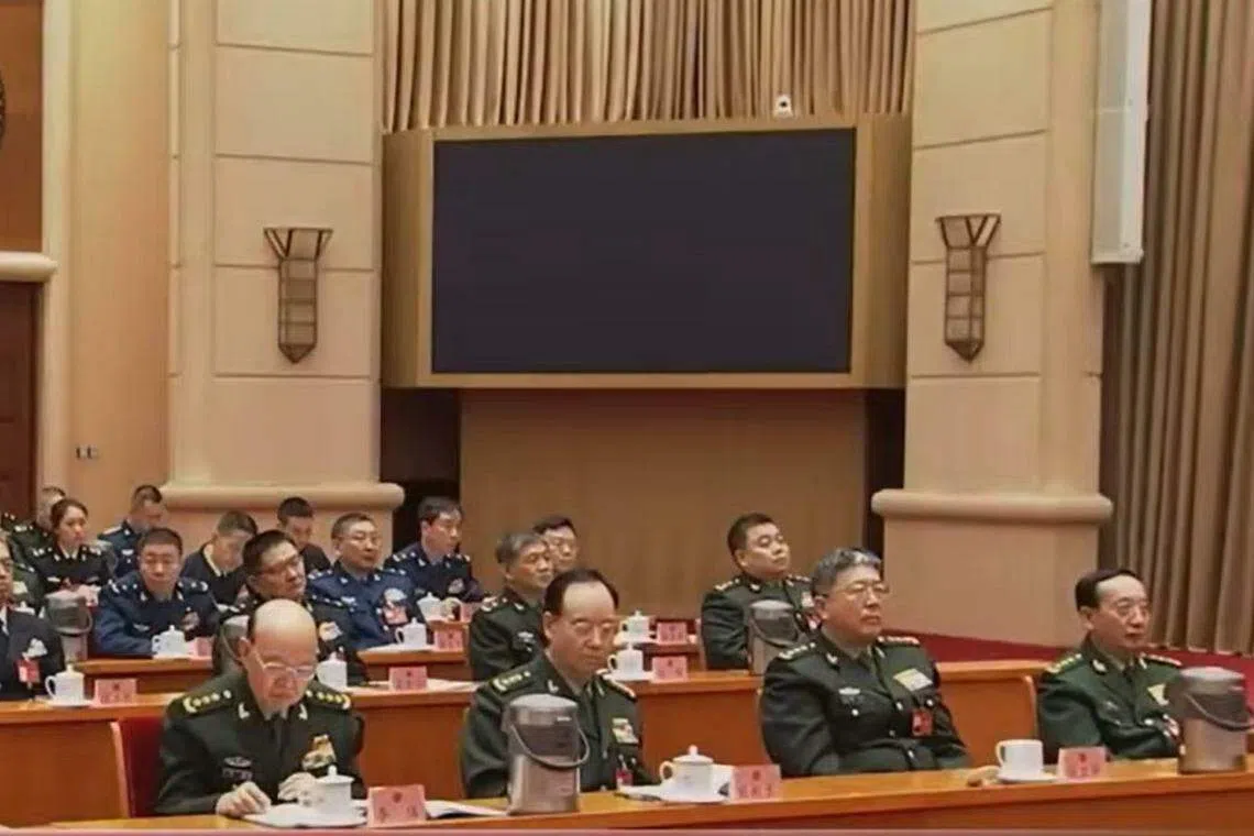 中国人民解放军战略支援部队司令员巨乾生（左二）也出席了解放军和武警部队代表团成立会。（视频截取）