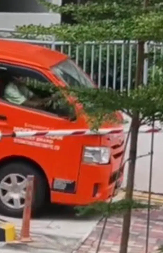 货车还未等闸门打开，就直接冲撞离开。（取自脸书）