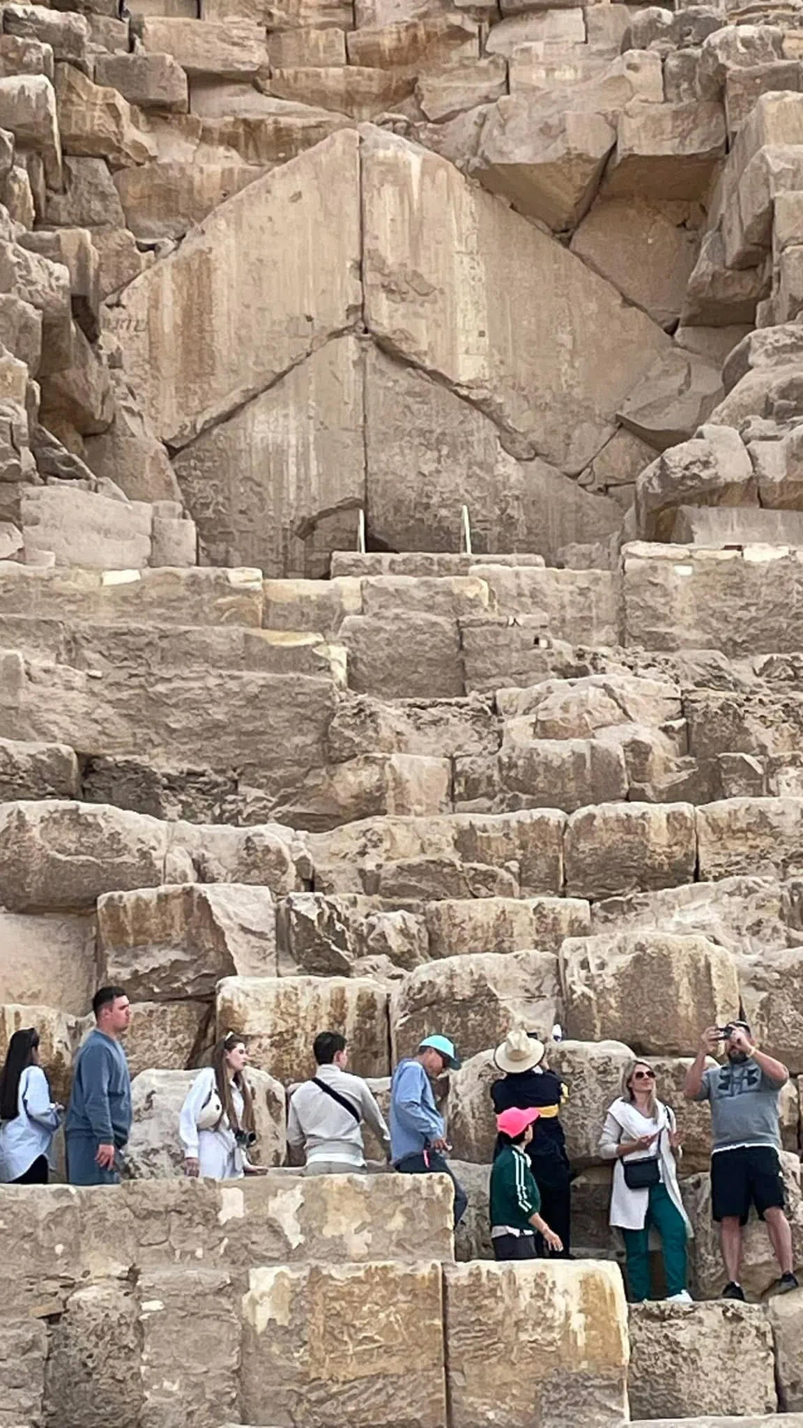 近距离触摸埃及最大的胡夫金字塔。（王华儿摄）