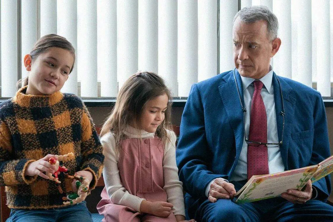 汤姆汉克斯（右）在《生无可恋的奥托》中扮演恶邻。（互联网）