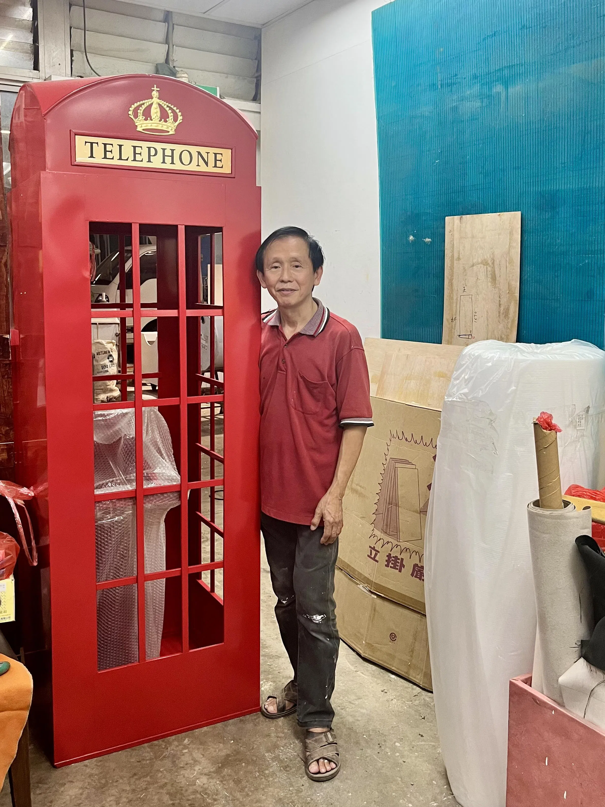 陈孔达工作室里的电话亭，他准备摆在火车旁。（陈映蓁摄）
