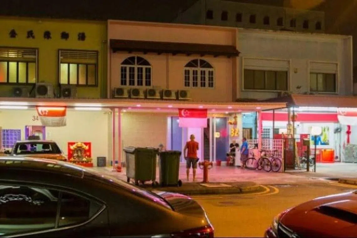 芽笼红灯区几家营业的店面。（取自互联网）