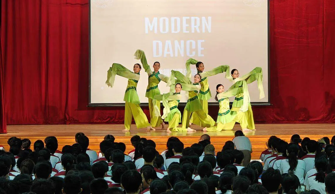 舞蹈团团员仪态万千地展现曼妙舞姿。（淡滨尼美廉初级学院提供）