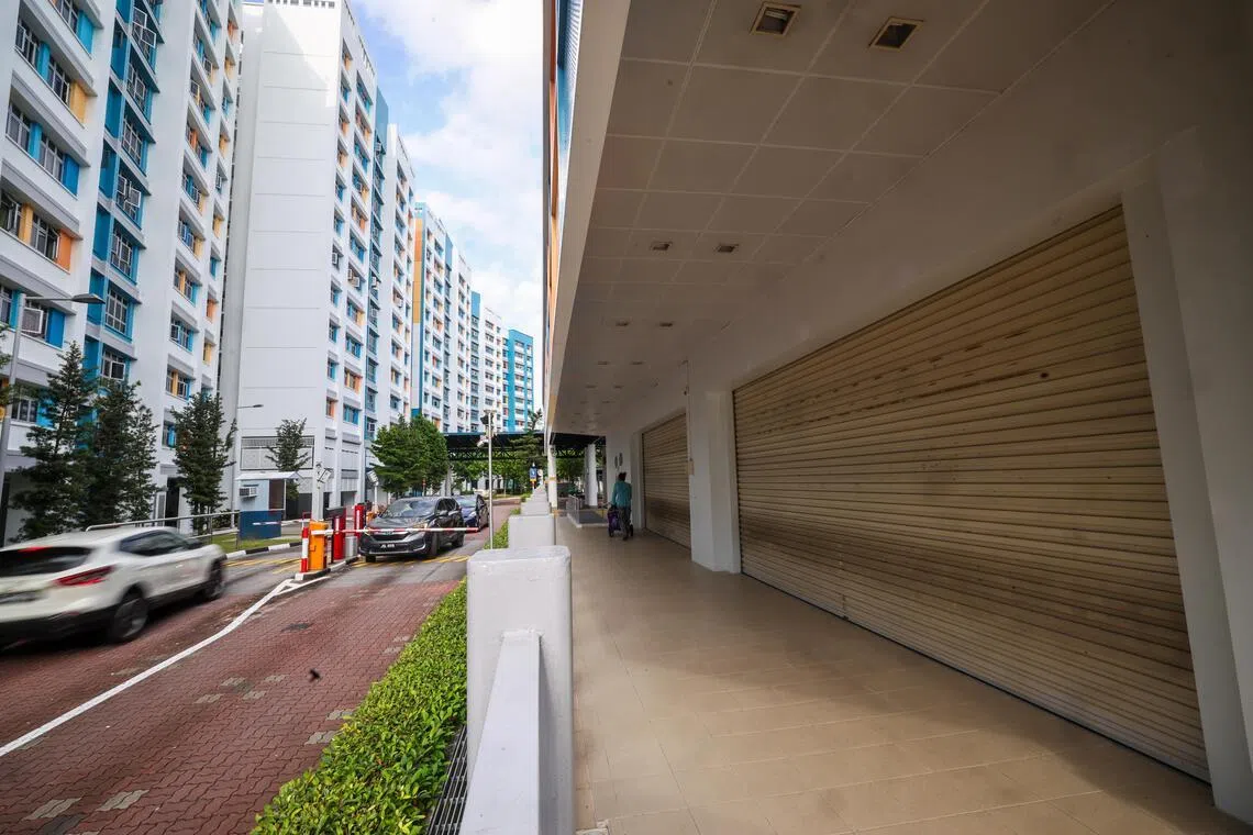 从1月10日起，建屋局规定新店铺投标者须把投标租金维持六年，而非原本的三年租期。图为坎贝拉弯第120座组屋底层的空置店面，尚待出租。（陈渊庄摄）