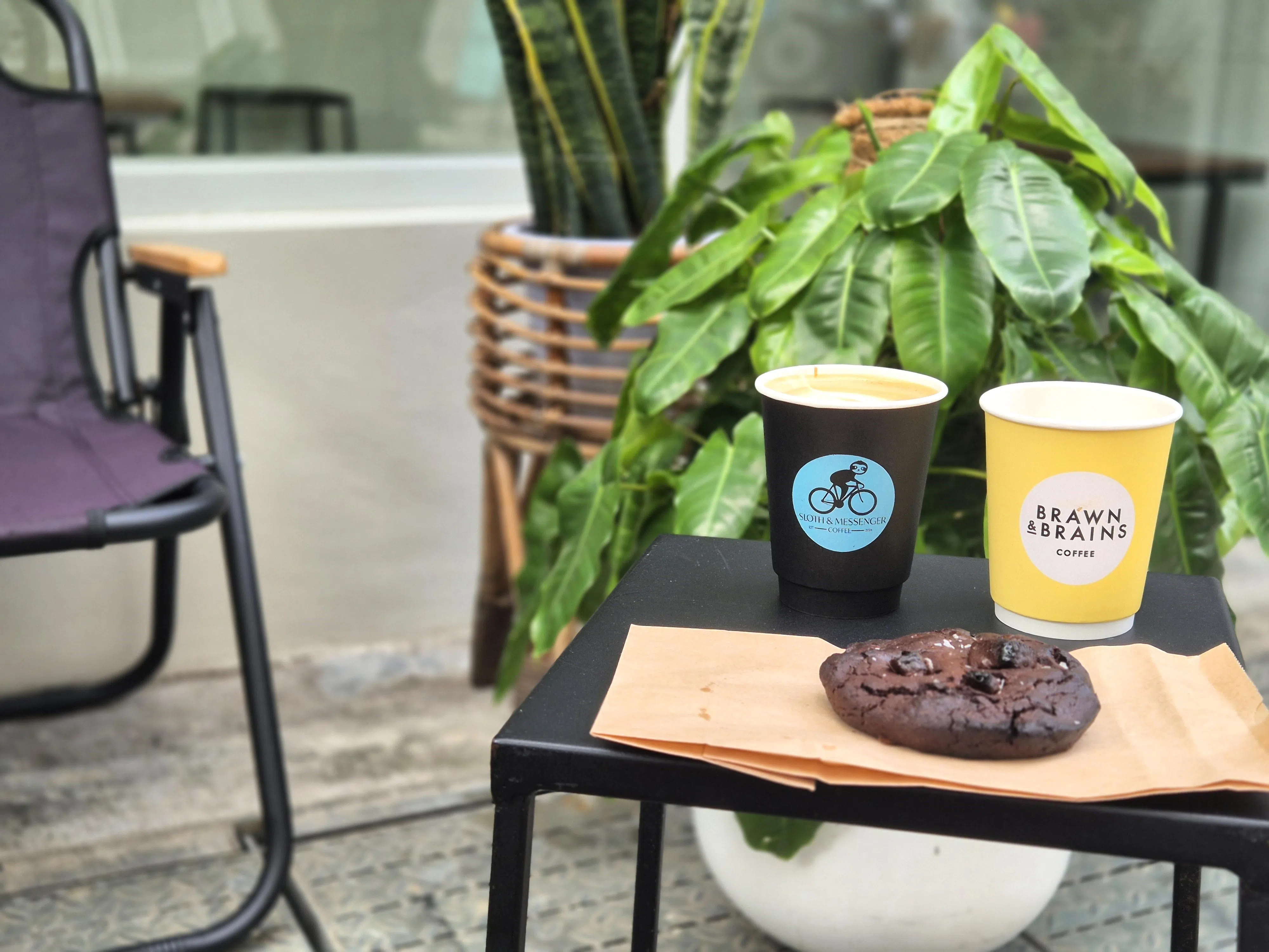 在户外享用Sloth and Messenger Coffee的咖啡和糕点，别有一番风味。（陈爱薇摄）