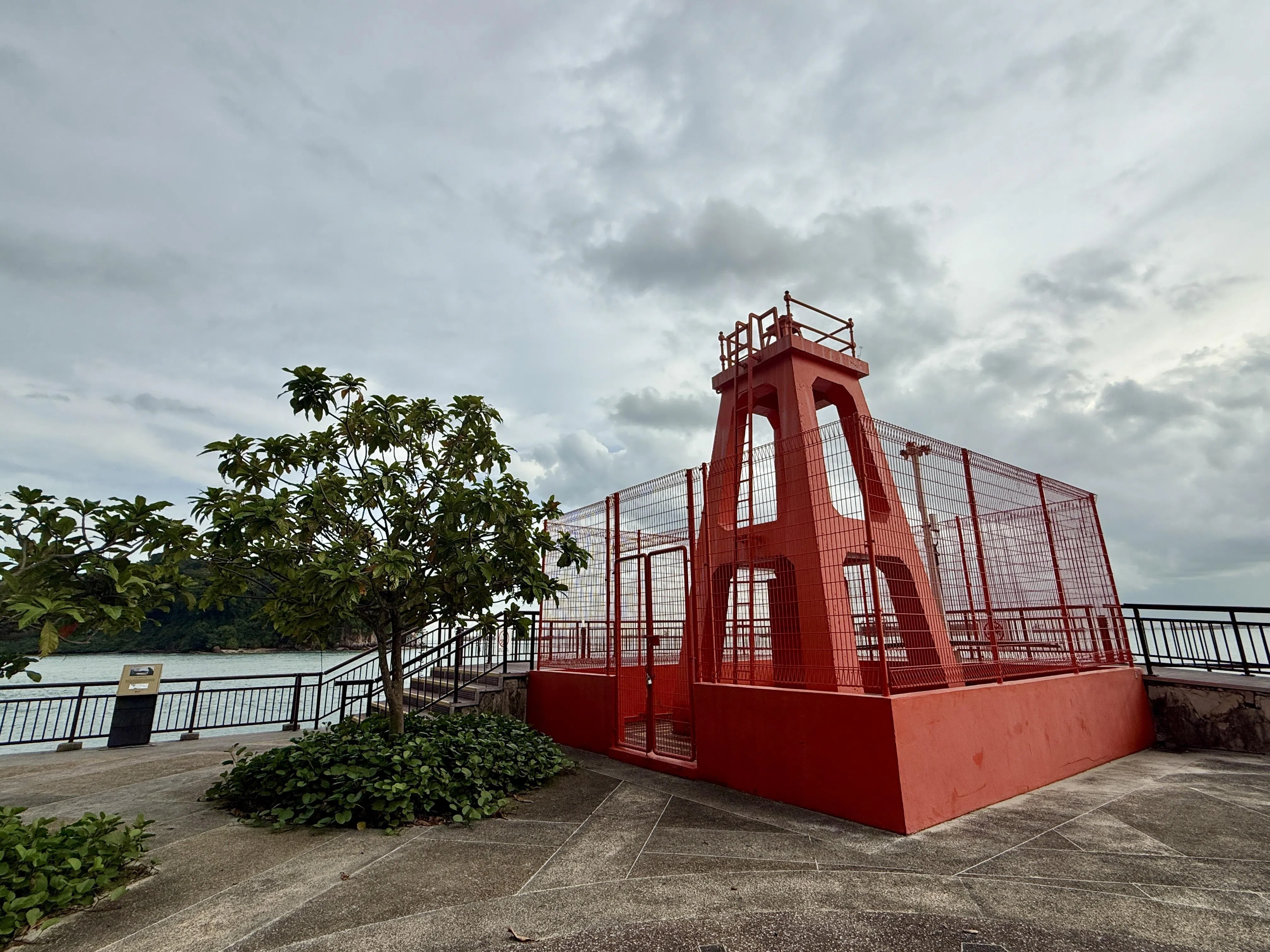 亮眼的橘红灯塔，从1930年代起便屹立至今。（陈映蓁摄）