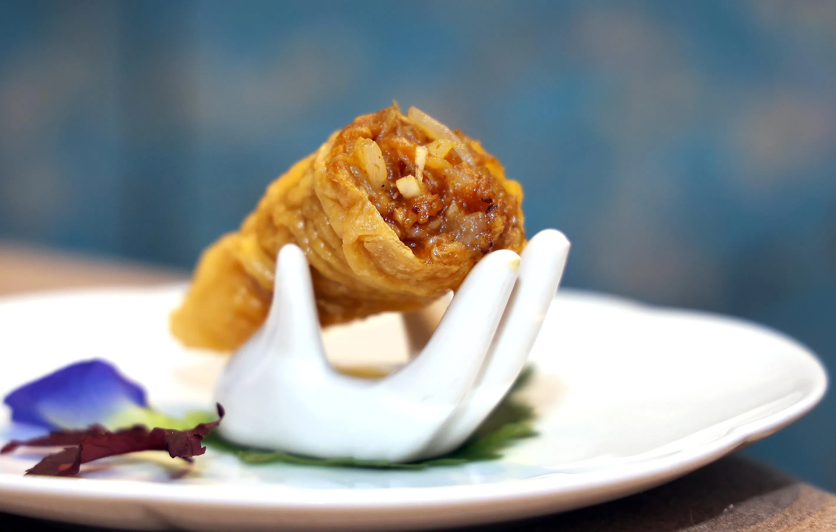 中餐馆华厅推出类似日式手卷的大闸蟹粉手卷。（萧紫薇摄）