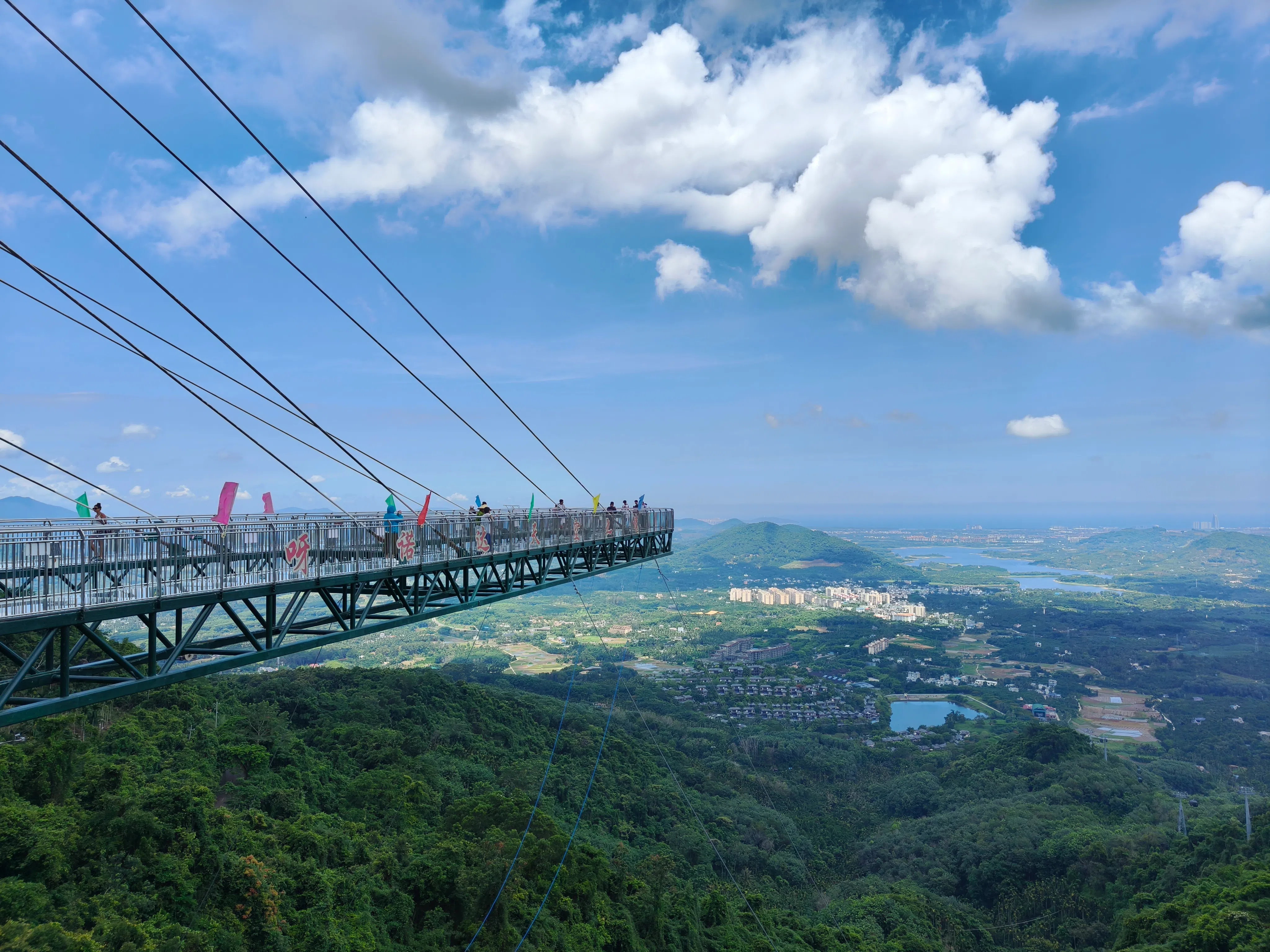 在群山环绕中搭建起的全玻璃观景台，风景这边独好。（李雅歌摄）