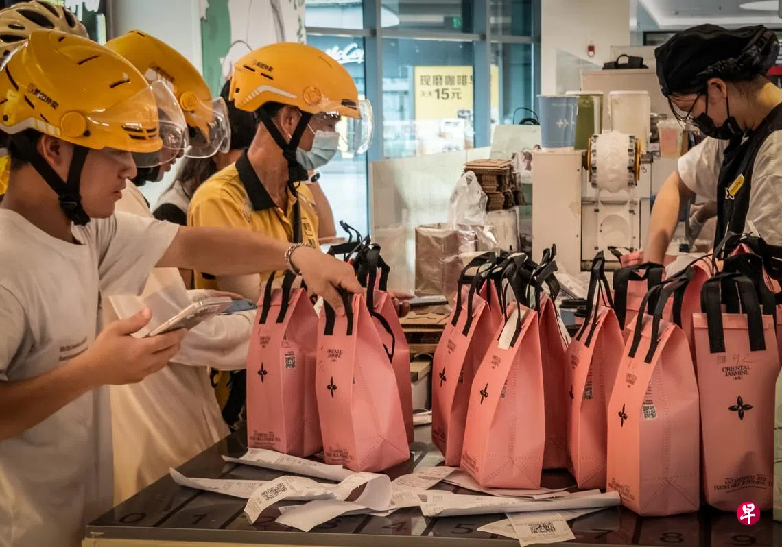 中国江苏省苏州市法院上月底就LV起诉茉莉奶白商标侵权案作出一审判决,裁定茉莉奶白使用的四叶花卉图形侵害了LV的商标专用权。图为广东省珠海市一家茉莉奶白门店里,多名外卖员排队领取饮料。 (路透社) 中国江苏省苏州市法院上月底就LV起诉茉莉奶白商标侵权案作出一审判决,裁定茉莉奶白使用的四叶花卉图形侵害了LV的商标专用权。图为广东省珠海市一家茉莉奶白门店里,多名外卖员排队领取饮料。 (路透社)