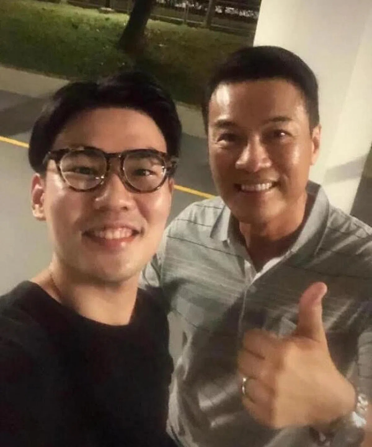 郑各评（右）赞李昌荣（左）触角独特，是本地导演中的后起之秀。（受访者提供）