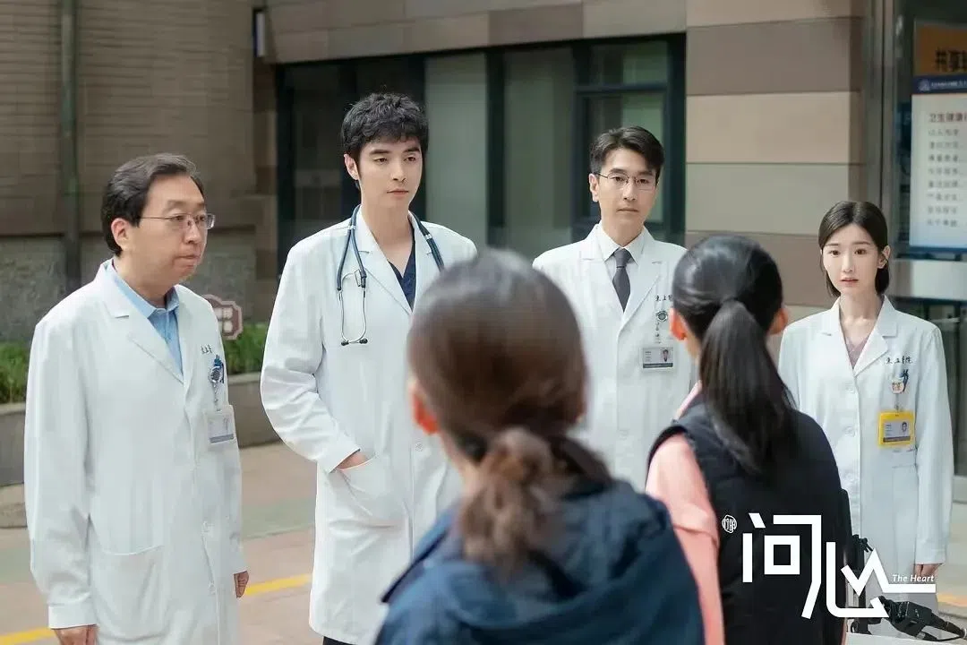 金世佳（左二起）、赵又廷、毛晓彤在《问心》扮演医院的台柱医生。（互联网）