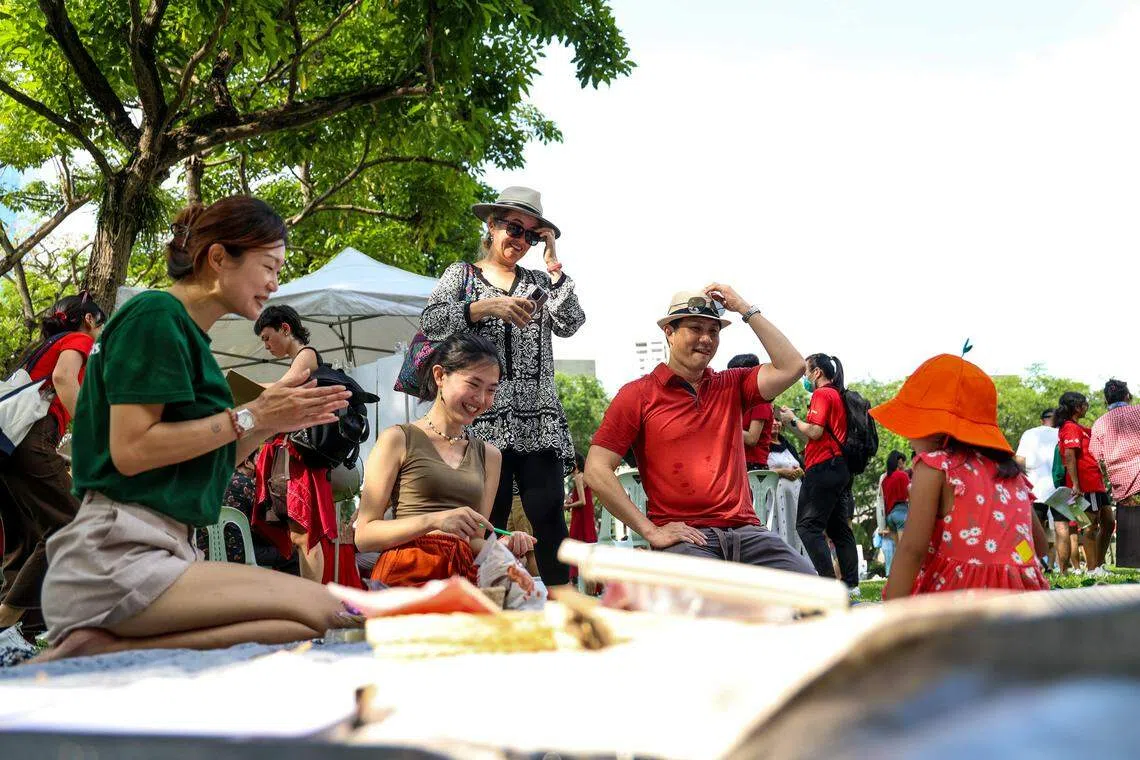 共有1400人参与了新加坡气候集会，包括携妻到场的盛港集选区议员林志蔚（右二）。（关俊威摄）