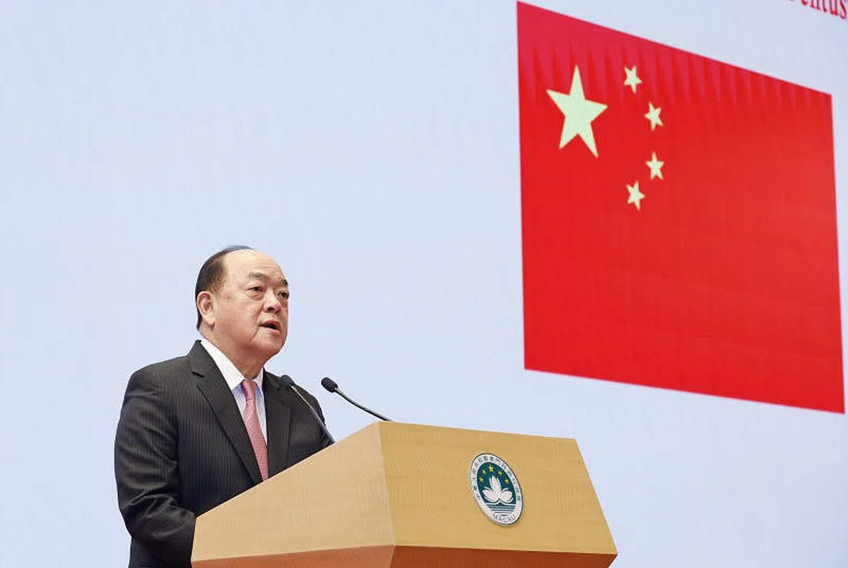 10月1日上午，澳门特区政府庆祝中华人民共和国成立72周年酒会在中国与葡语国家商贸合作服务平台综合体举行。图为澳门特区行政长官贺一诚在酒会上致辞。（中新社）