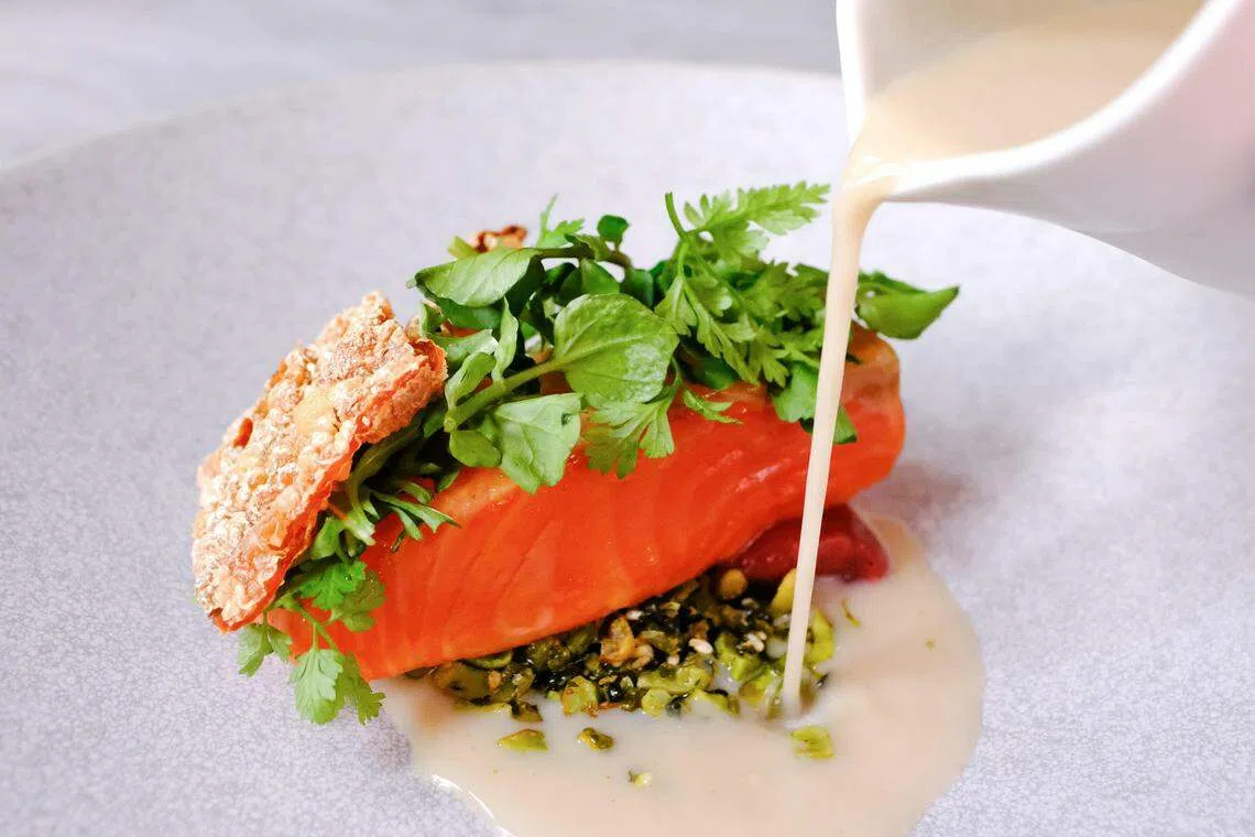 主厨把海鳟鱼的边角切下后，炸成香脆的腐皮，增添口感之余，也体现出餐馆不浪费食材的初心。（餐馆提供）