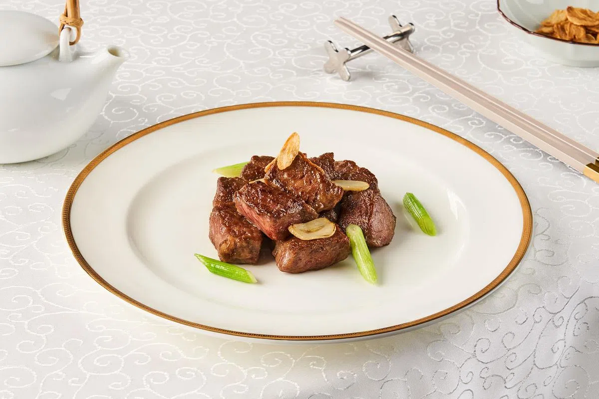 宴庭的新菜肴包括蒜片炒美国牛肉粒。