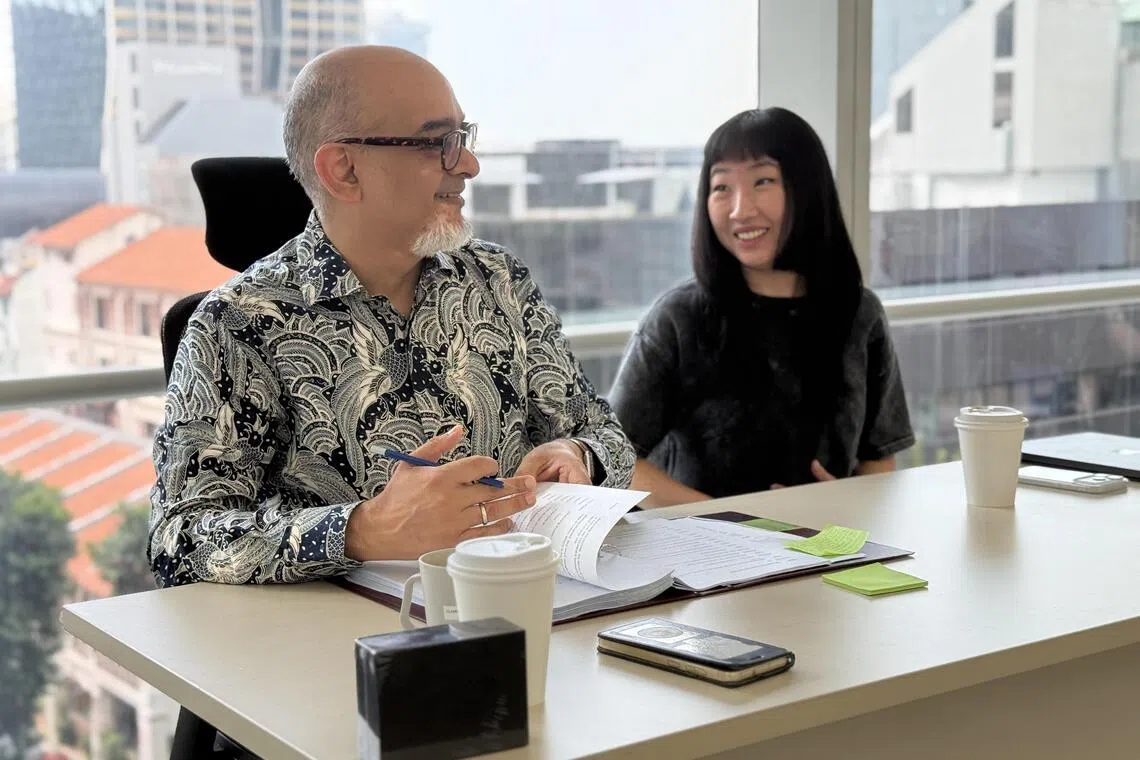 《中学：音乐剧》由胡兹·苏莱曼（左）执导和担任戏剧顾问，weish则是编剧和作曲者。（凯门剧场提供）