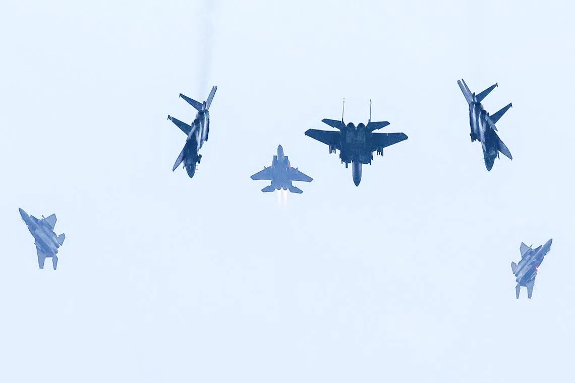 新加坡空军部队的F-15SG型战斗机，为公众带来紧张刺激的飞行表演。战机分成两组，三架从滨海湾方向飞来，另三架则从国家美术馆上空掠过，在三条不同的轴线上交错而过。（陈斌勤摄）