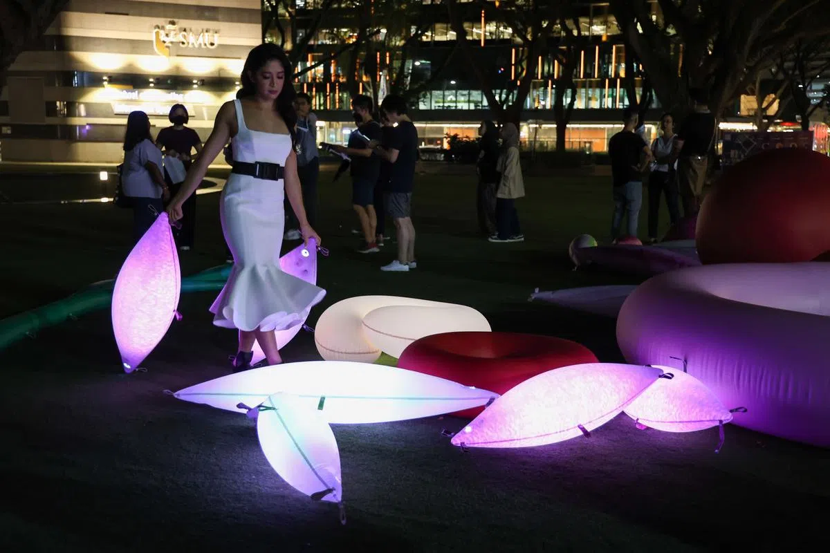 女艺术家程楚玲的巨型充气米粒Fecundus在新加坡管理大学草坪发出异彩。（李冠卫摄影）