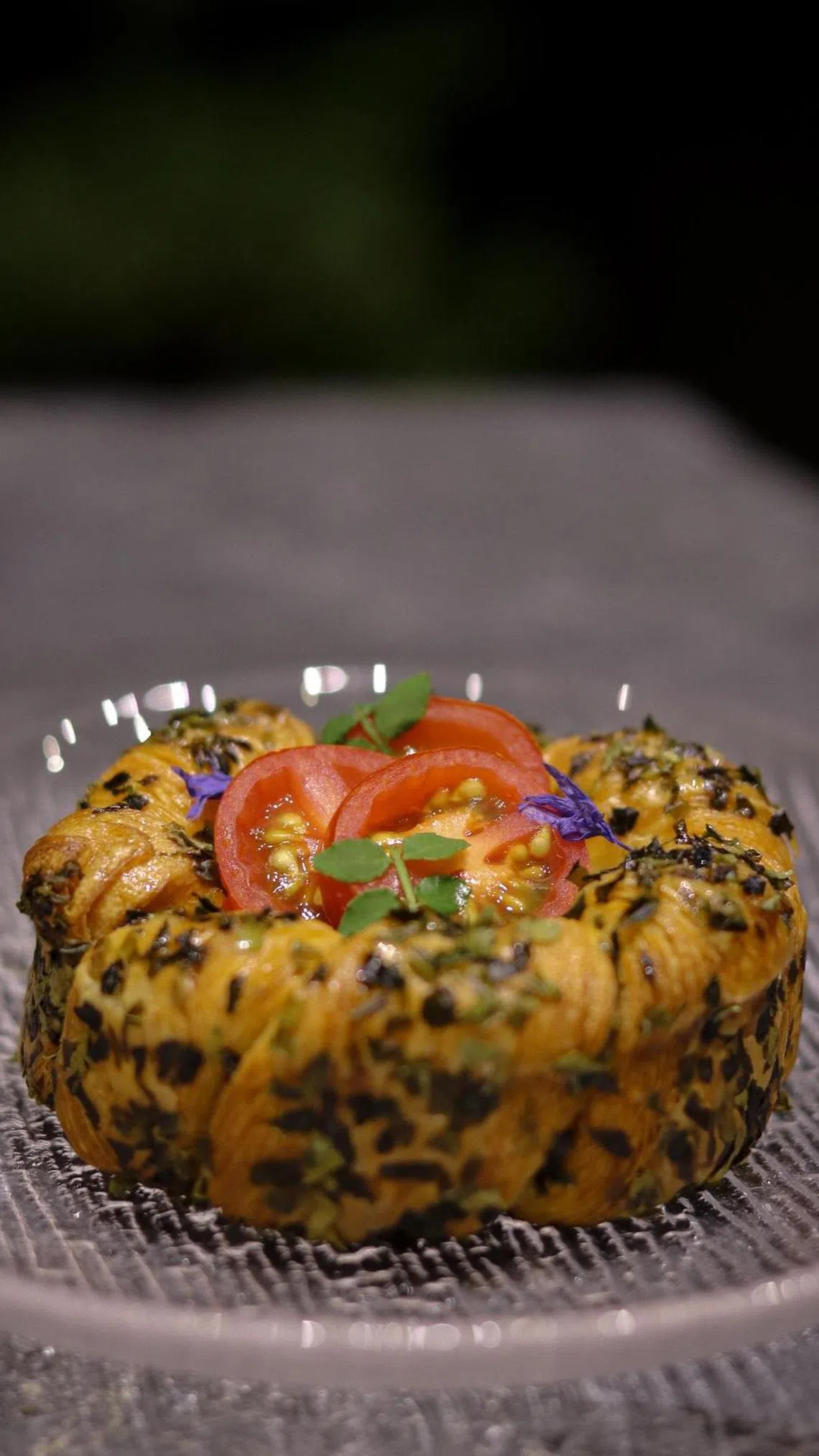 酥脆爽口的紫菜牛角面包。（茶馆提供）