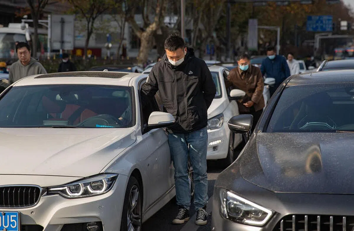 今天上午10时，南京城上空响起警报声，主城区范围内道路上行驶的机动车停驶鸣笛，驾乘人员下车为死难者默哀。（中新社）