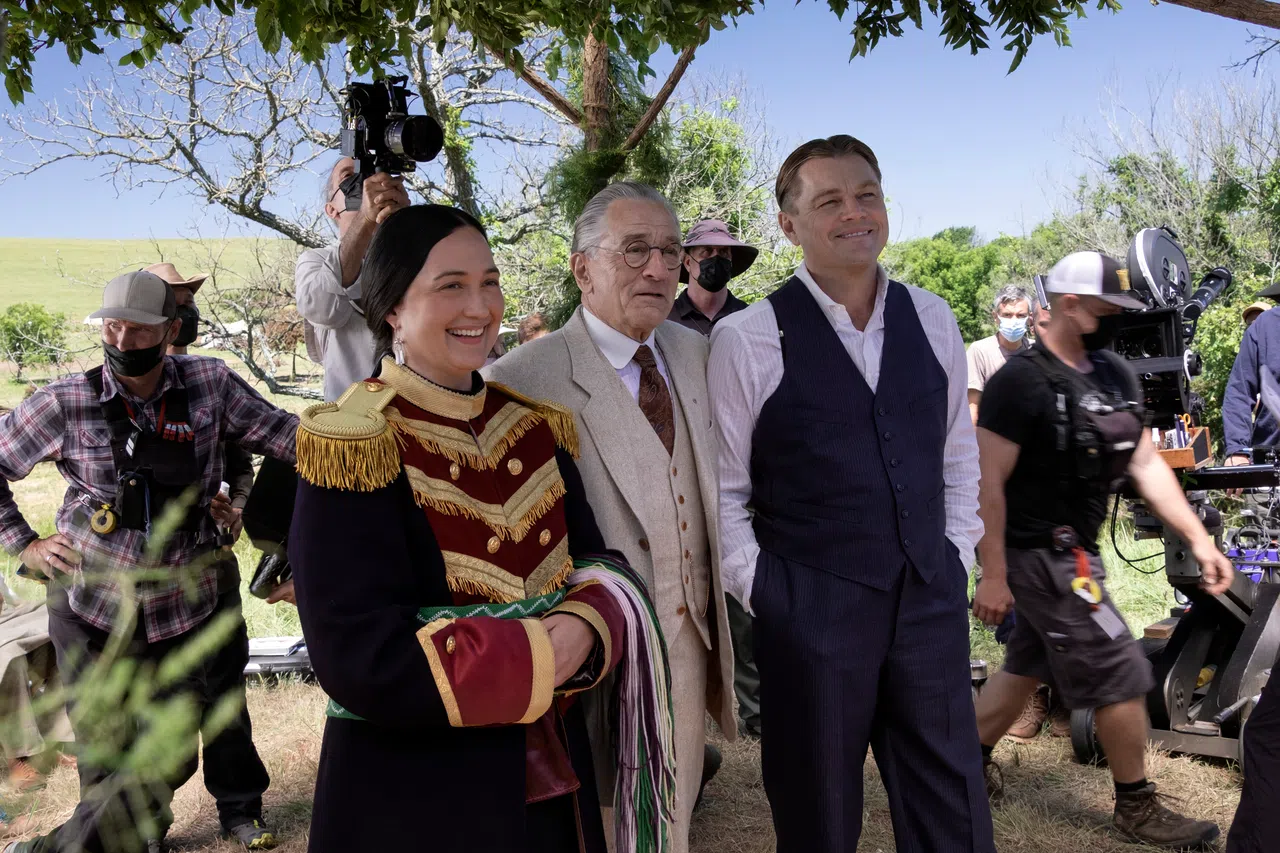 《花月杀手》男女主角Leonardo DiCaprio （右一）和Lily Gladstone（左一）与资深戏骨Robert De Niro在片场。（联邦影业提供）