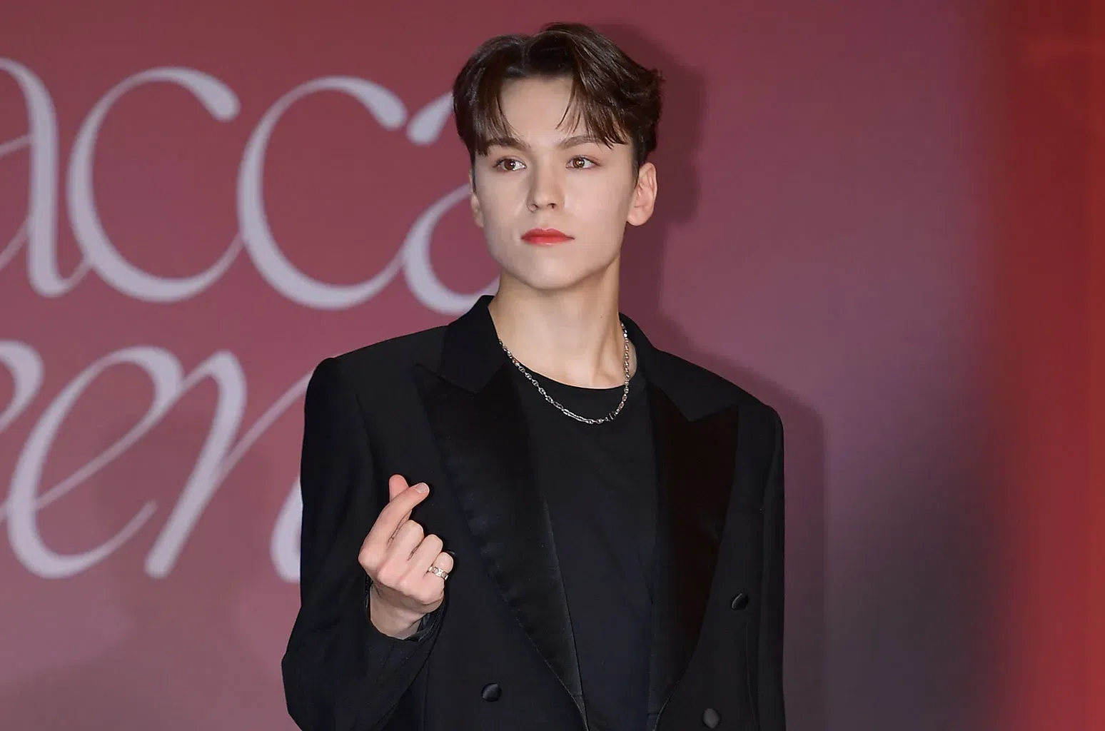 Vernon在镜头前表现得内敛含蓄，让粉丝无法相信他是E人。（互联网）