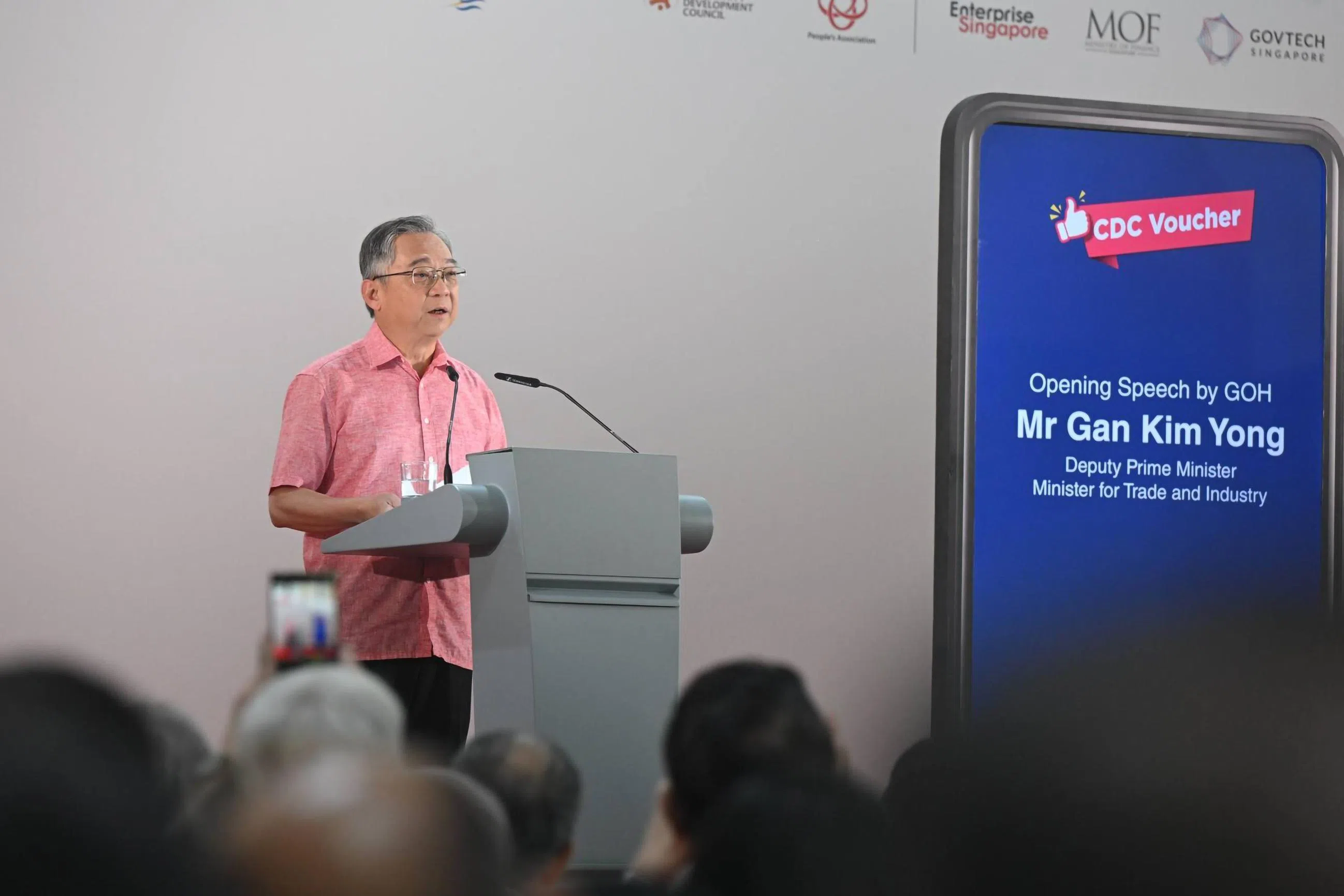 副总理兼贸工部长颜金勇说：“邻里购物券为国人提供及时且实际的援助；经济策略检讨则为我国未来奠定基础。”（海峡时报）