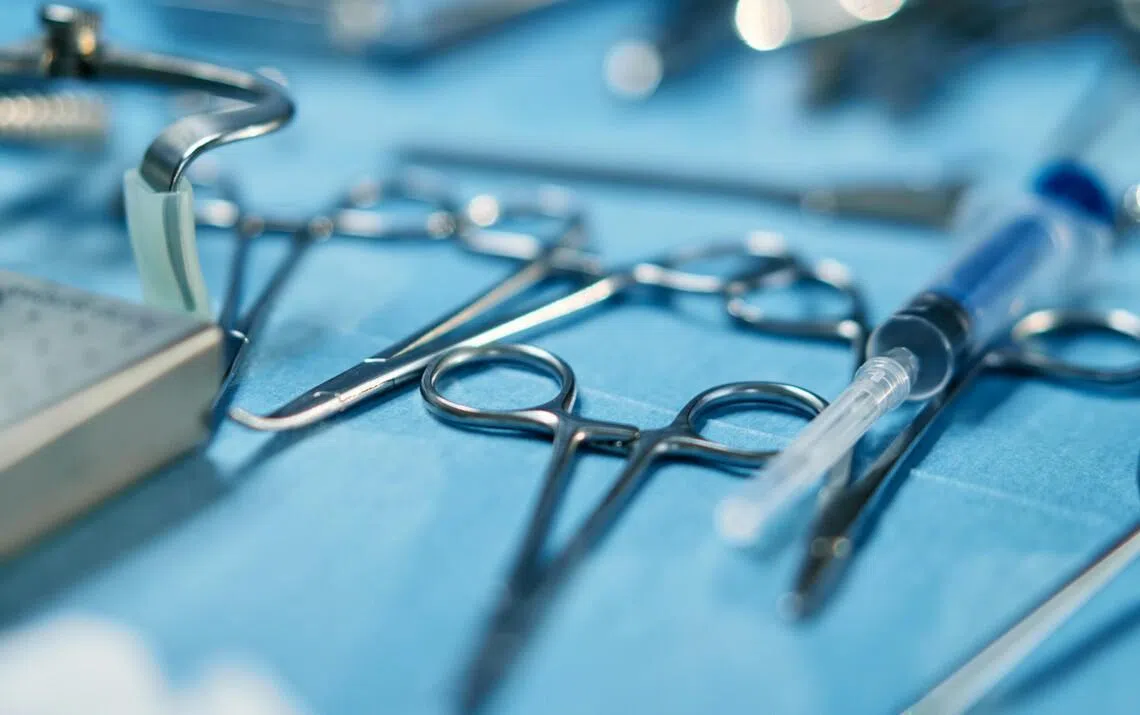 荷兰医生戴“智能眼镜”完成开脑手术