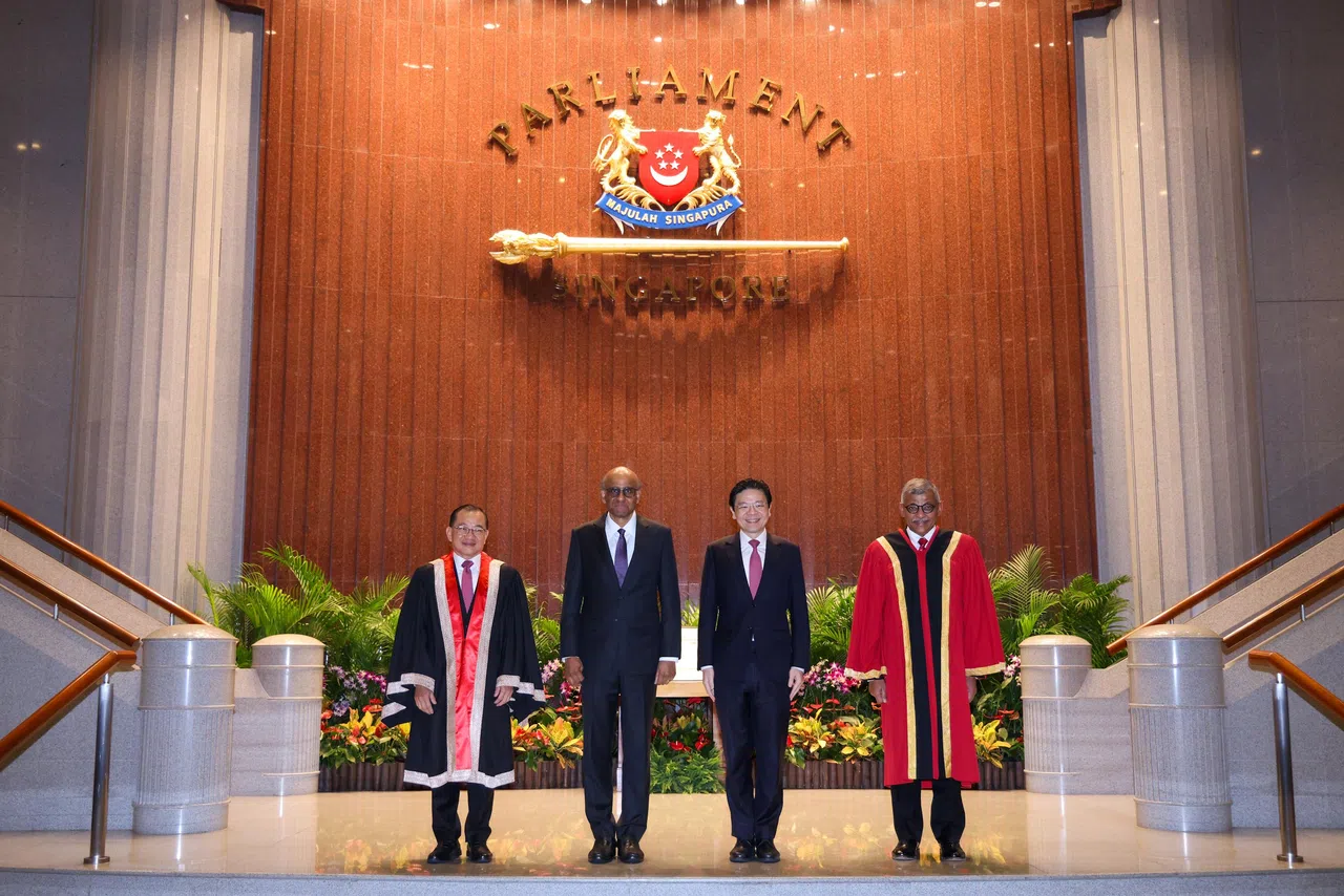 尚达曼总统（左二）、黄循财总理（右二）、国会议长谢健平（左一）和大法官梅达顺（右一）在国会大厦合照。（海峡时报）