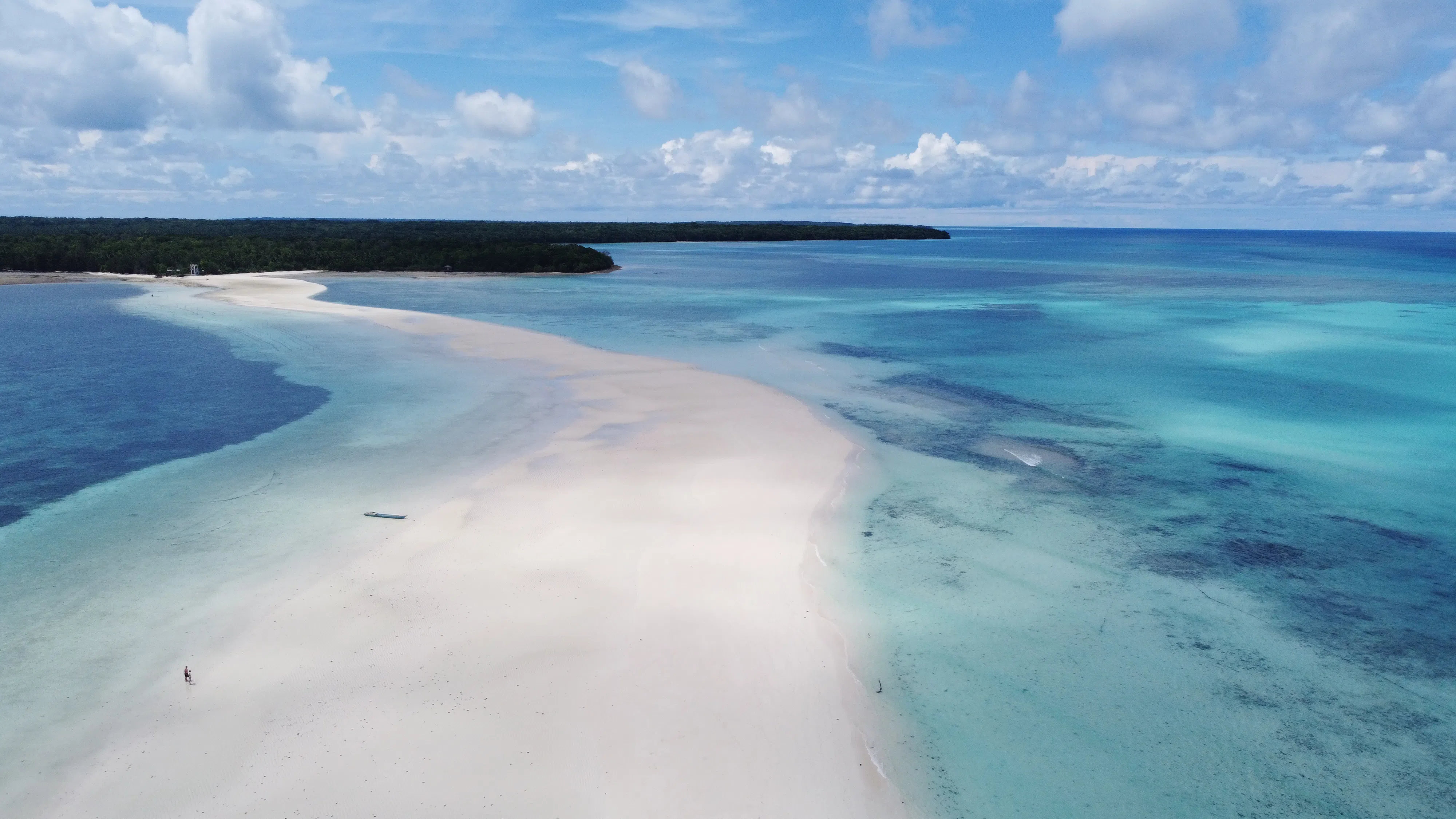 Ngurtavur沙滩被誉为印度尼西亚最漂亮的沙滩。（叶孝忠摄）