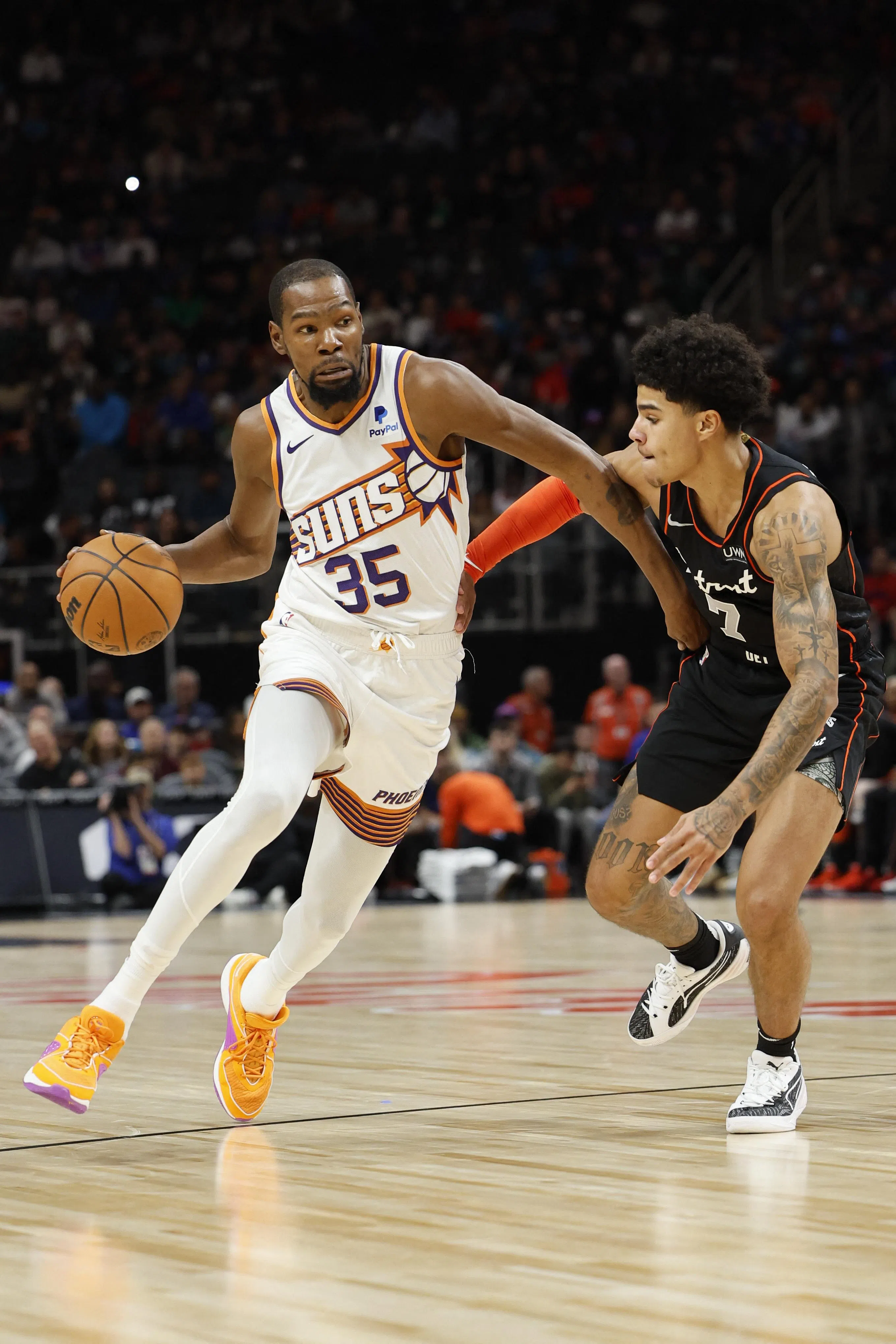 面对活塞控卫海耶斯的防守，杜兰特（左）试图带球突破。（路透社）