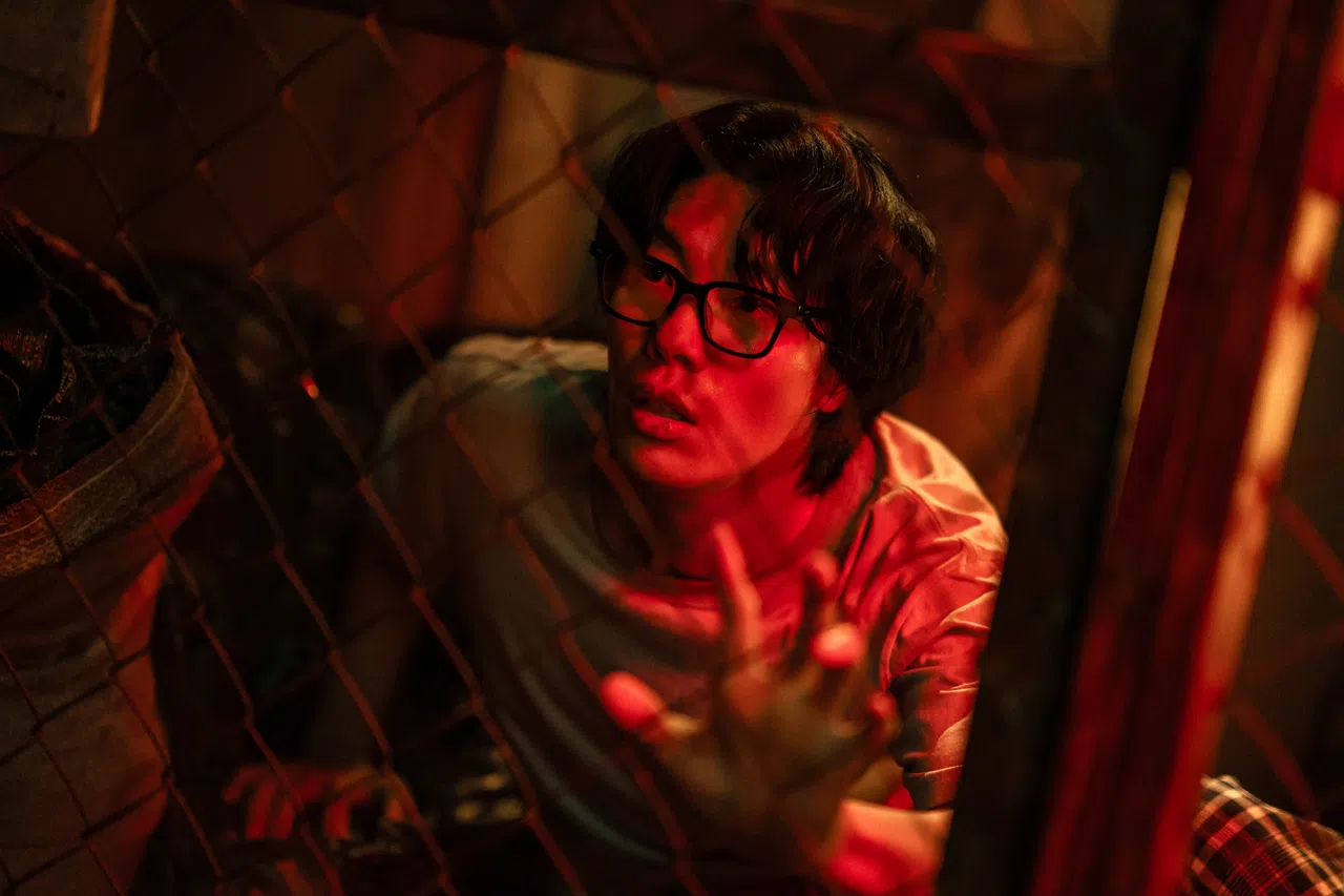 柳俊烈在《鼠惑》扮演因高利贷而隐居10年，从未踏出家门的男子。（Netflix提供）