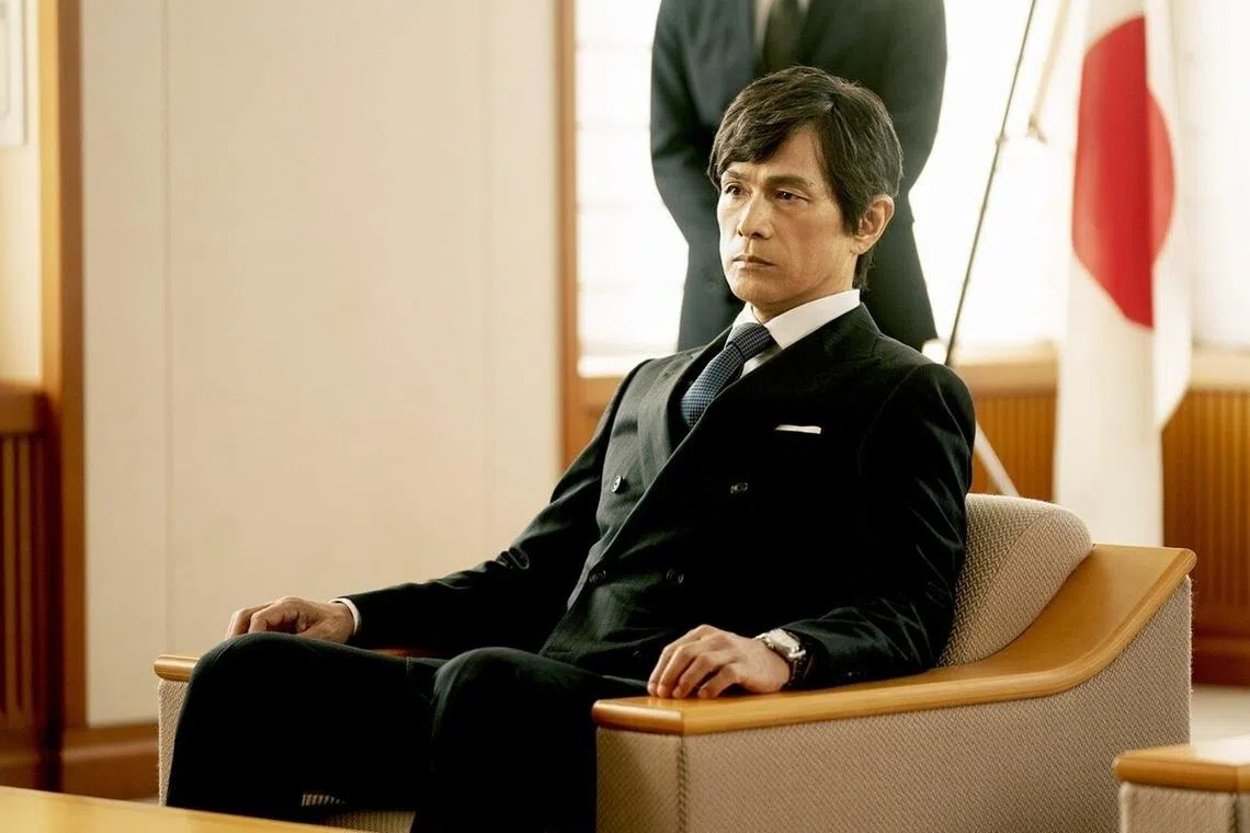 江口洋介片中是首相亲信兼新任外务大臣，不动声色，处事沉稳。（剧照／互联网）