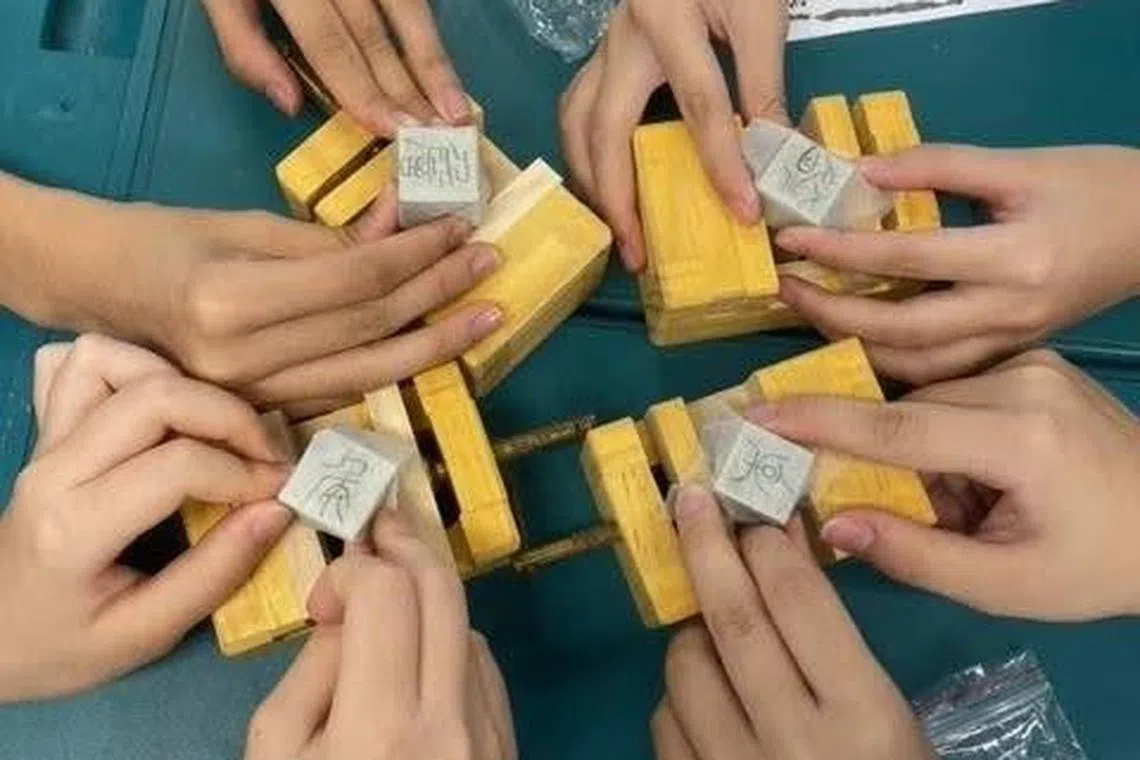 中三学生展示自己的篆刻印章作品。（长老会中学提供）