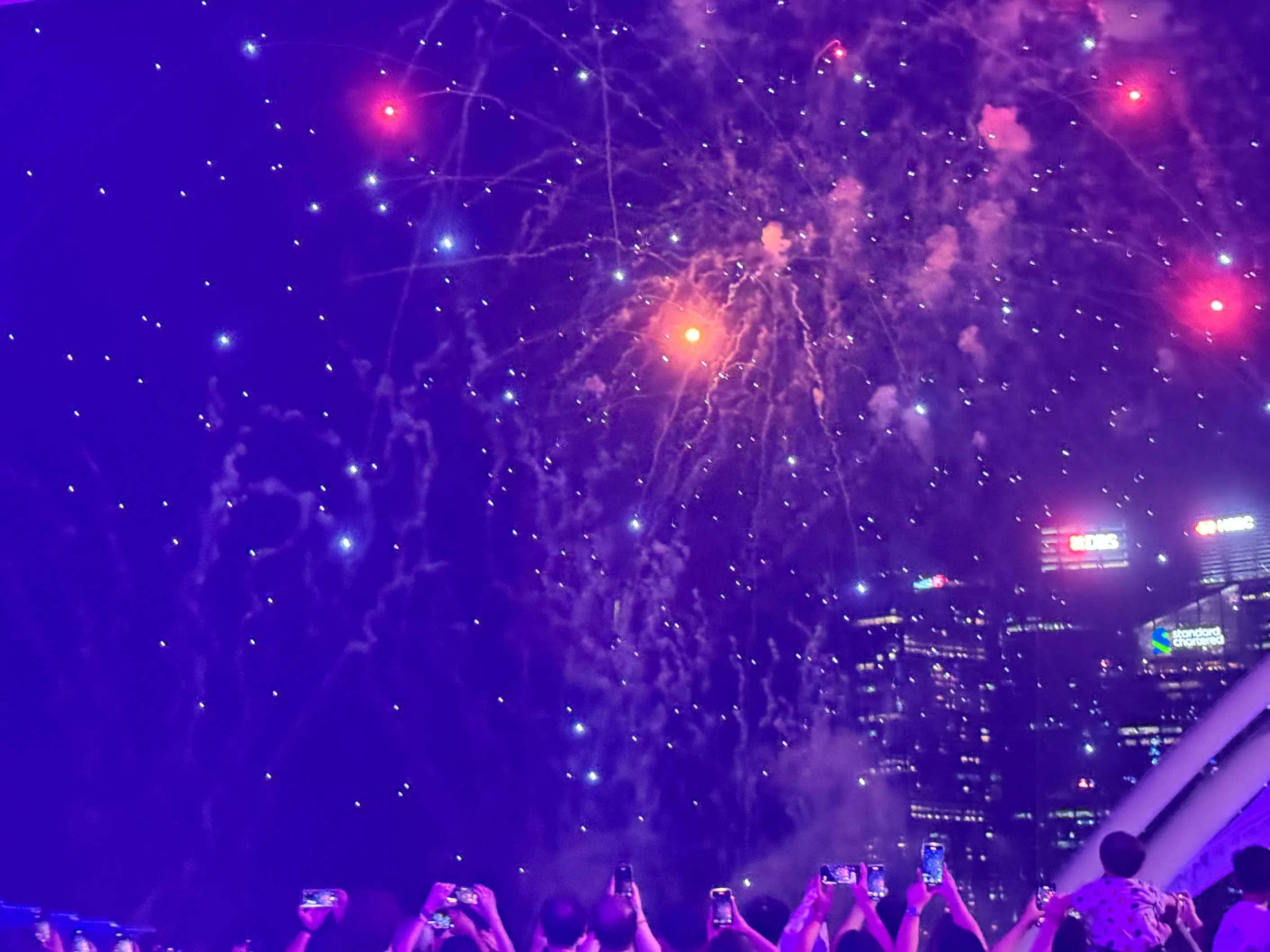 作者在国庆节准备期间准备考试时，决定到放烟花的地方citywalk散心。（李画扬摄）