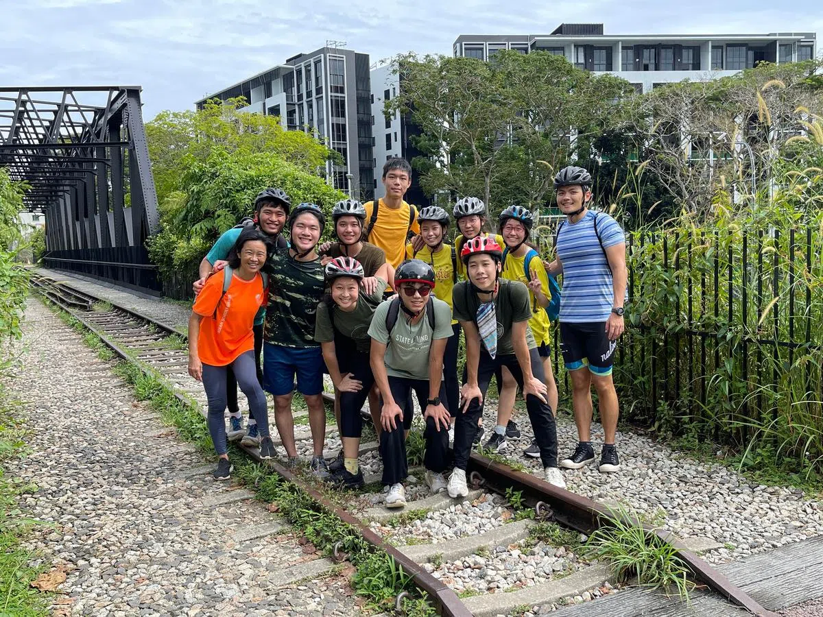 相信这次骑行的快乐记忆会比武吉知马的火车铁轨长。（曾贝芬摄）