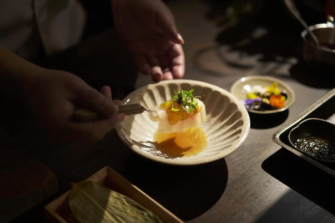 台湾澎湖红甘鱼炭烤后配以腌制台湾梅，微酸清爽。（餐馆提供）