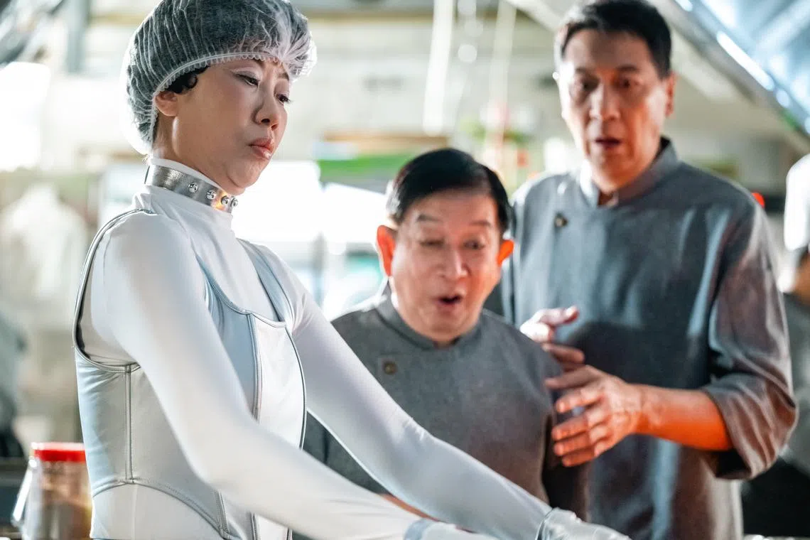 莫小玲（左）在梁志强执导的贺岁片《AI拼才会赢》中饰演机器人。（嘉华院线提供）