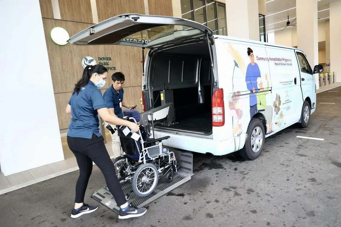 改装后的二手货车具有升降功能，为陈笃生医院社区康复计划的医疗保健团队，增加载送医疗器材的便利性。（郑一鸣摄）