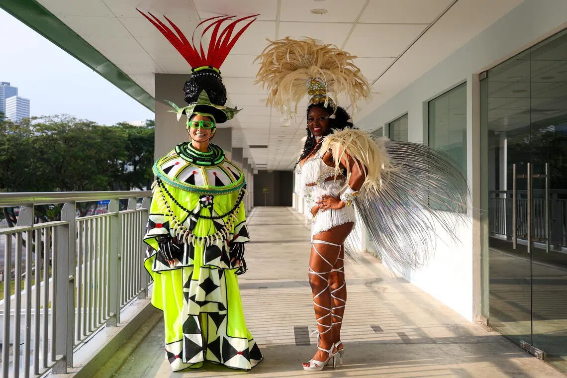 巴西VIVA Brasil表演者塔蒂安（Tatiane，38岁，左）和雪莉（Shirley，51岁）。（林明顺摄）