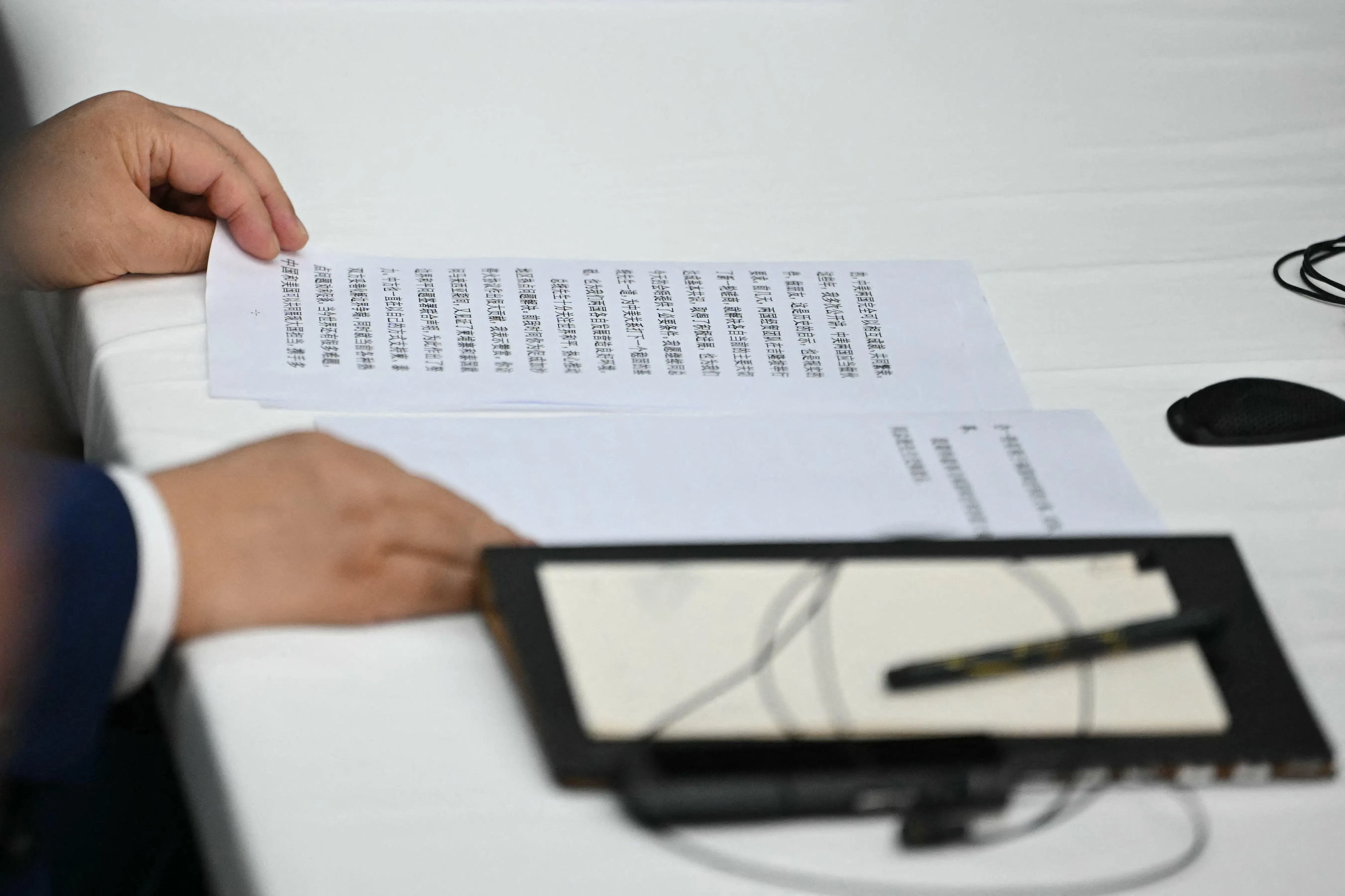 中美两国元首会晤时，桌上放着中国国家主席习近平的讲稿副本。（法新社）