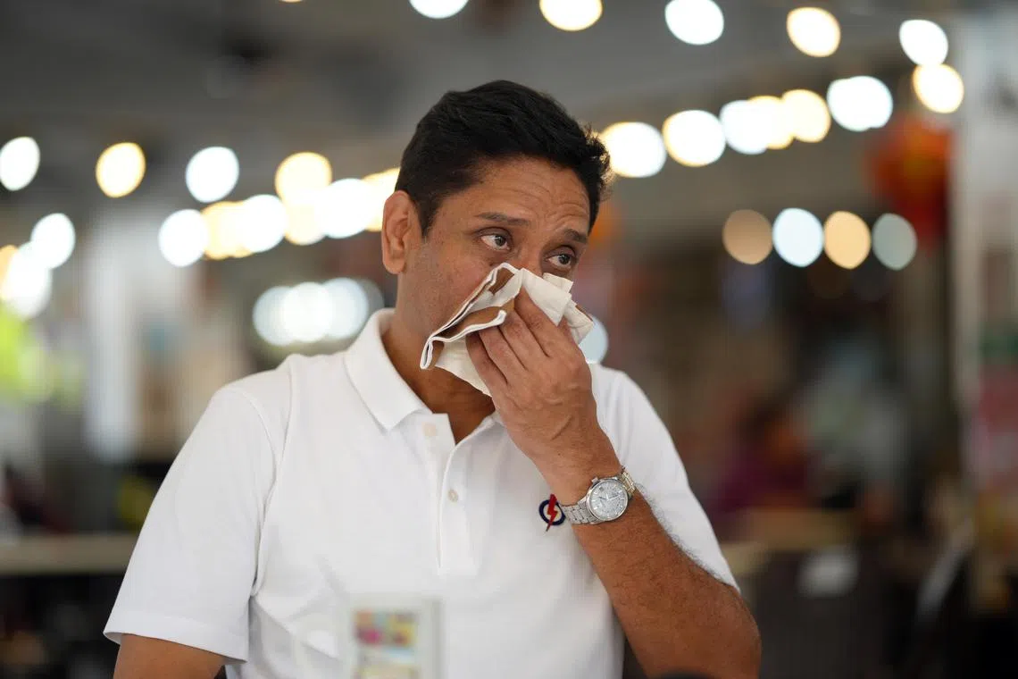 忆起10年前为建国总理李光耀扶灵的画面，迪内希不禁感伤。（谢智扬摄）