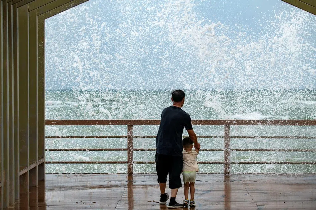 热带风暴“美莎克”携风裹雨在海南陵水登陆
