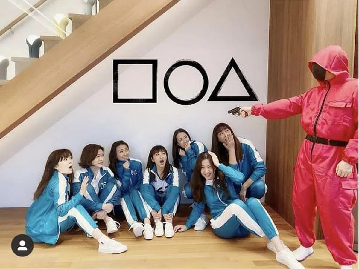 关之琳参加万圣节派对，扮演被人用枪指头。（IG）