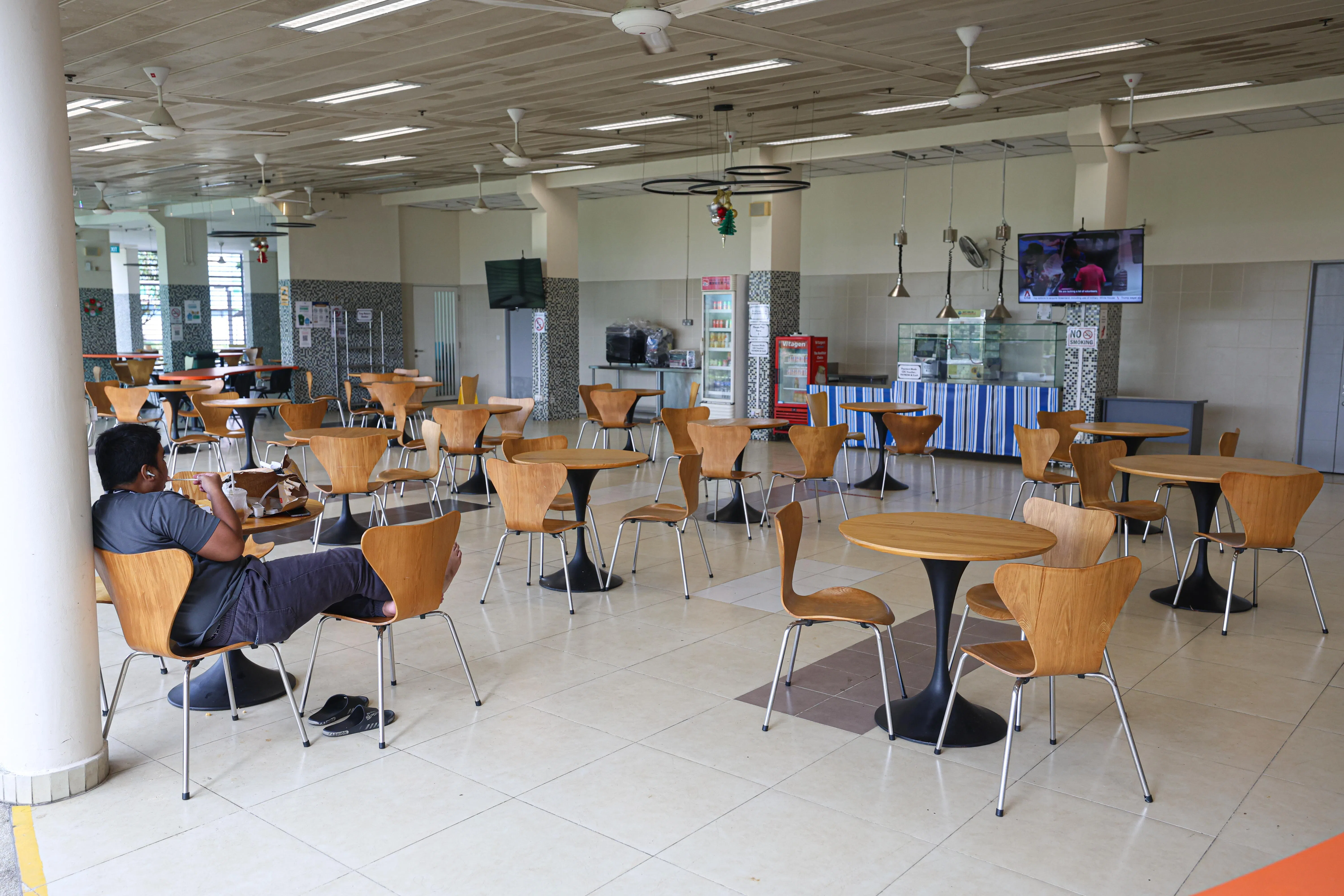 住户能在一楼的共用空间吃饭、看电视新闻和交流。（关俊威摄）