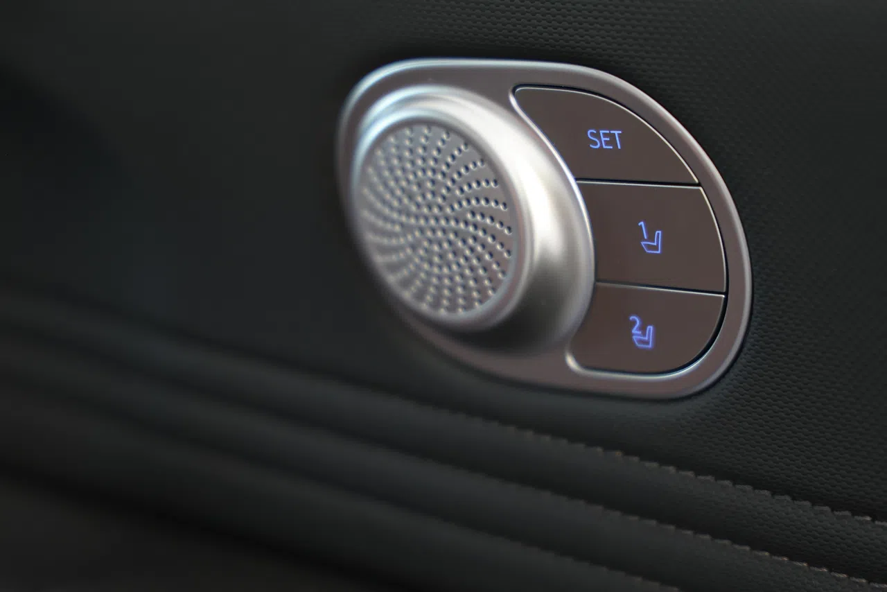 Elite型号配备座椅记忆功能，一键就能快速调整座椅位置。（林明顺摄）